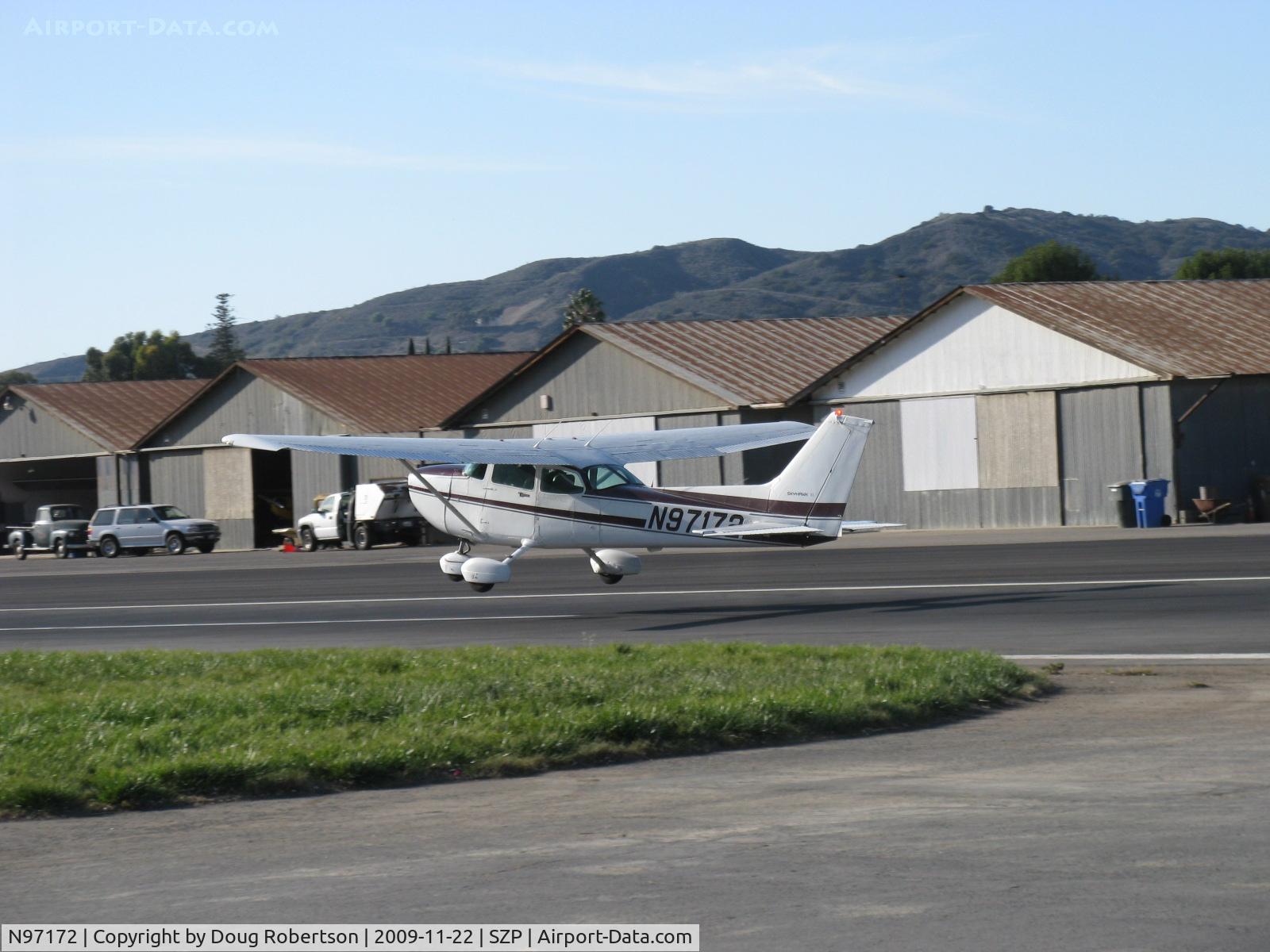 N97172, 1984 Cessna 172P C/N 17276162, 1984 Cessna 172P SKYHAWK II, Lycoming O-320-D2J 160 Hp, liftoff Rwy 22