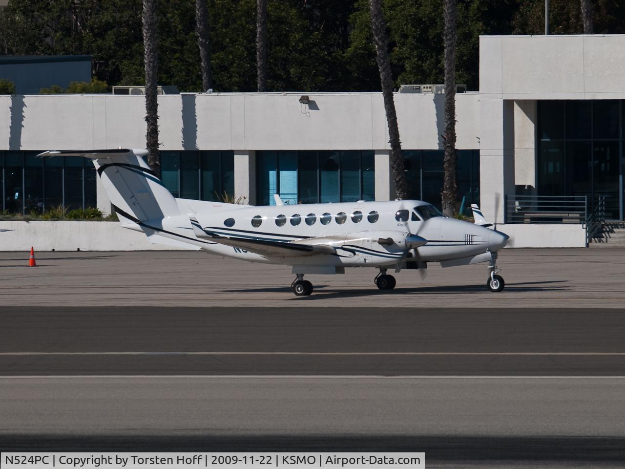 N524PC, 2005 Raytheon Aircraft Company B300 C/N FL-447, N524PC taxiing