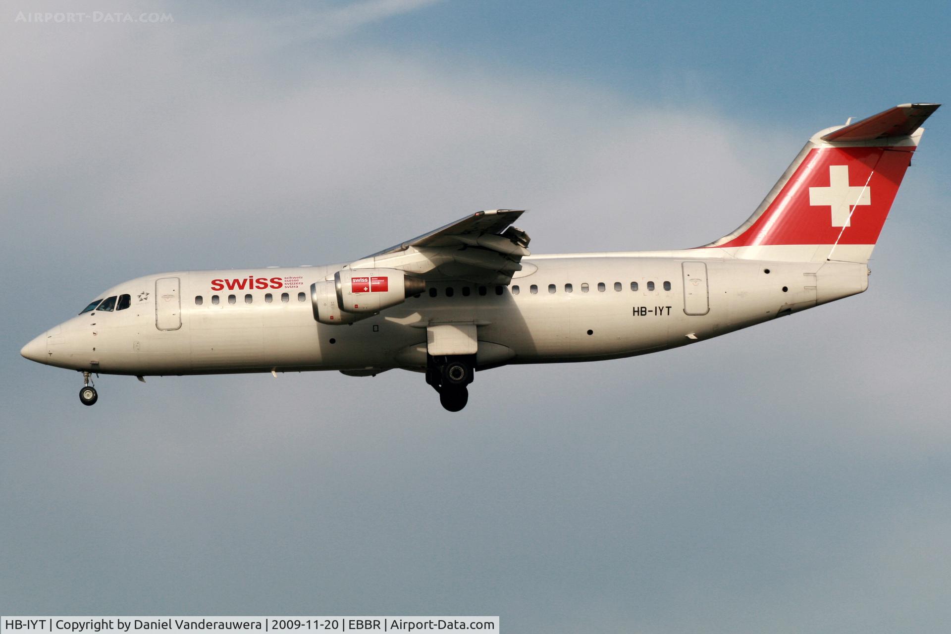 HB-IYT, 2000 British Aerospace Avro 146-RJ100 C/N E3380, Flight LX778 is descending to RWY 25L
