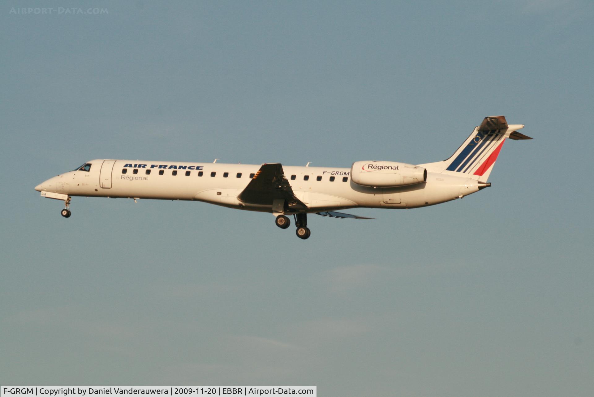 F-GRGM, 2001 Embraer EMB-145EU (ERJ-145EU) C/N 145418, Flight AF5402 is descending to RWY 25L