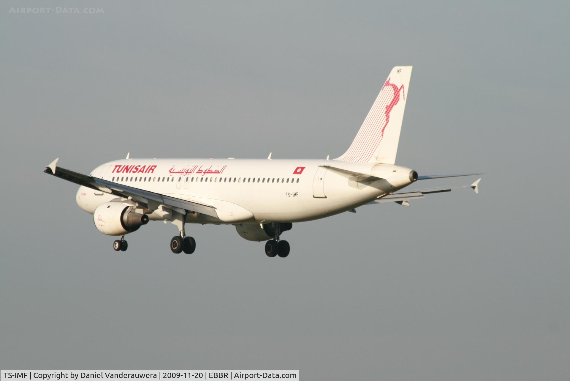 TS-IMF, 1992 Airbus A320-211 C/N 0370, Several seconds before landing on RWY 25L