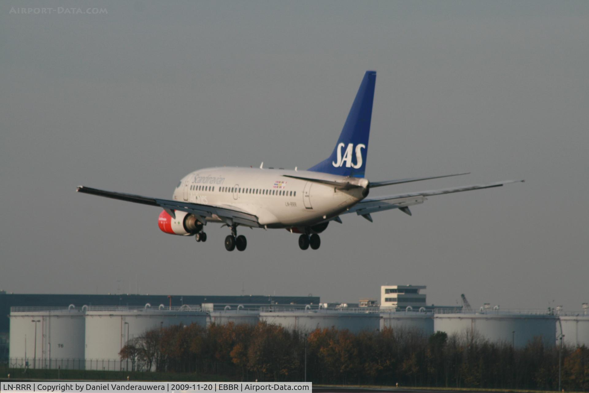 LN-RRR, 1999 Boeing 737-683 C/N 28309, Several seconds before landing on RWY 25L