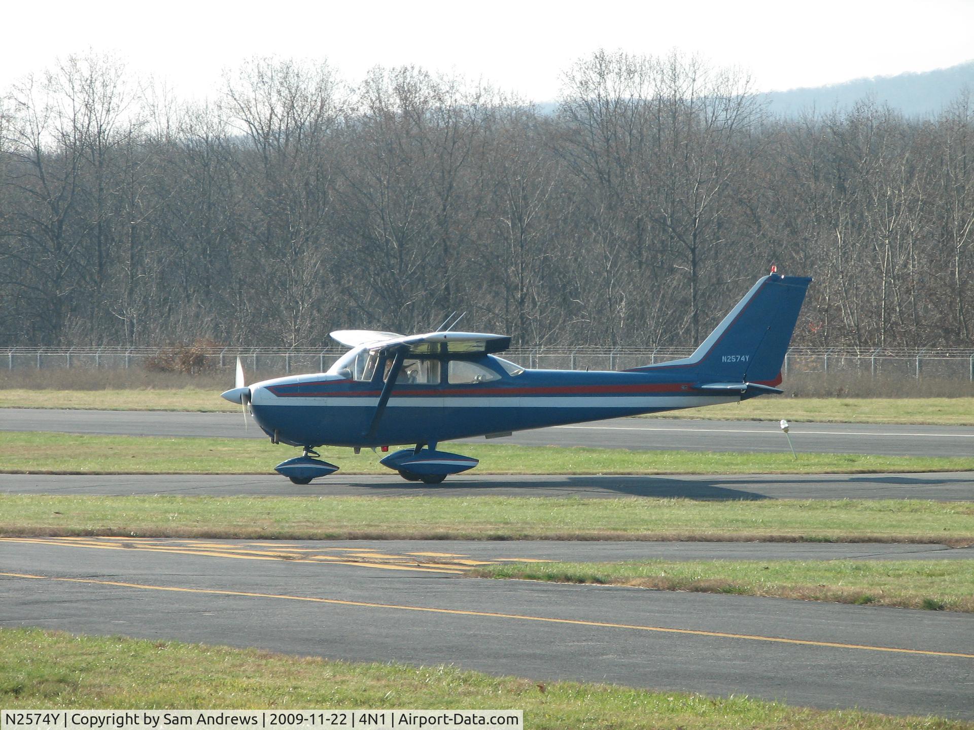 N2574Y, 1962 Cessna 172D C/N 17249874, Taxiing home