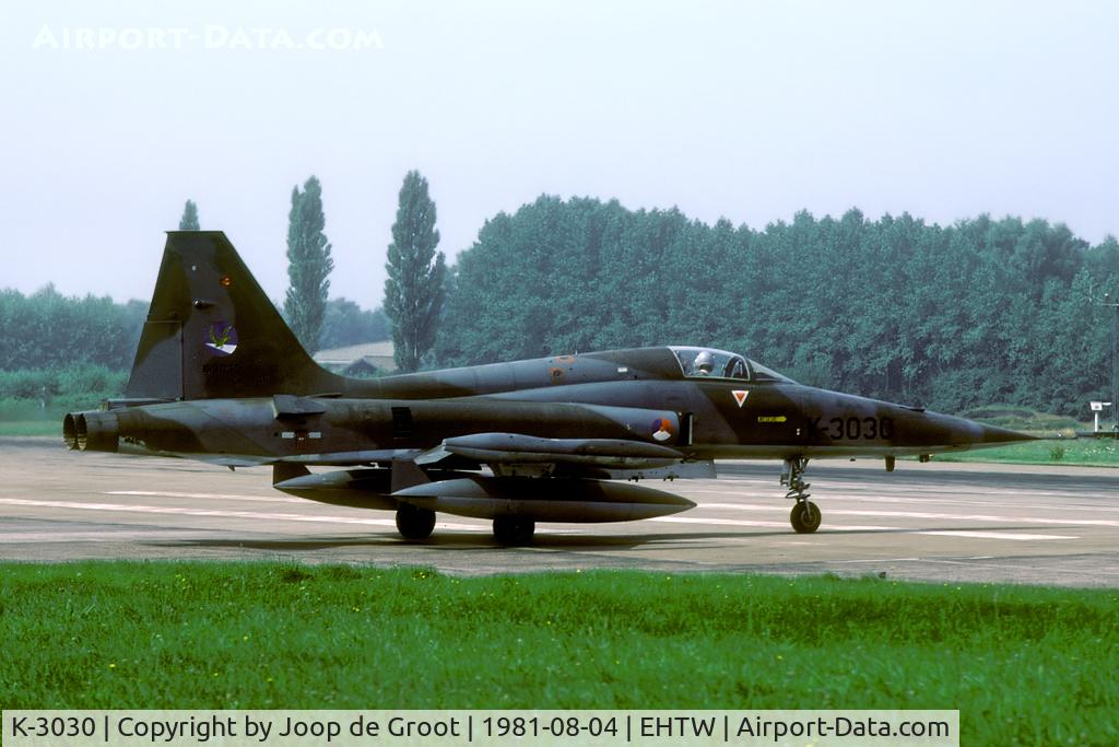 K-3030, 1970 Canadair NF-5A Freedom Fighter C/N 3030, rolling to the runway