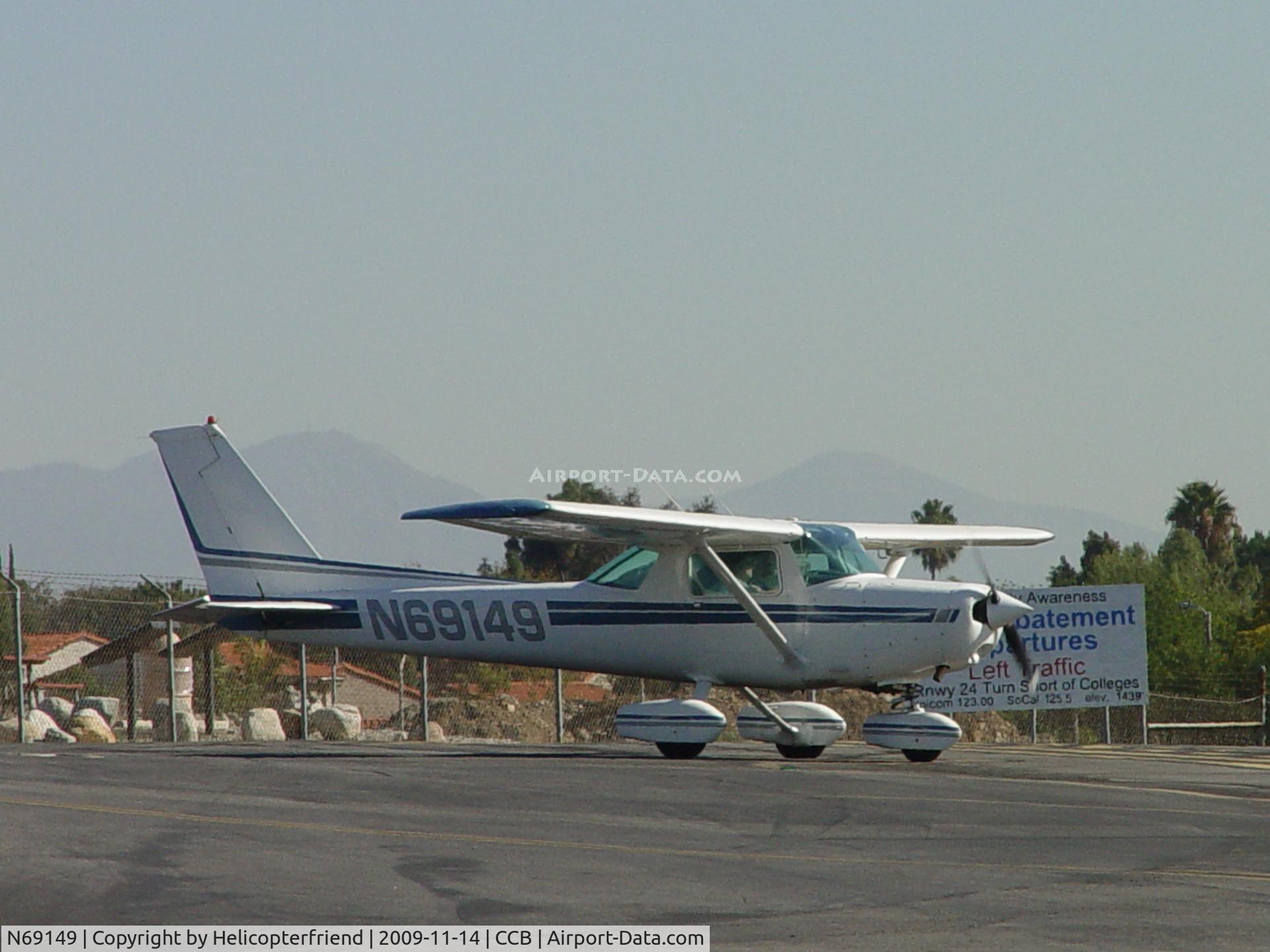 N69149, 1978 Cessna 152 C/N 15282514, Waiting to take off on runway 24