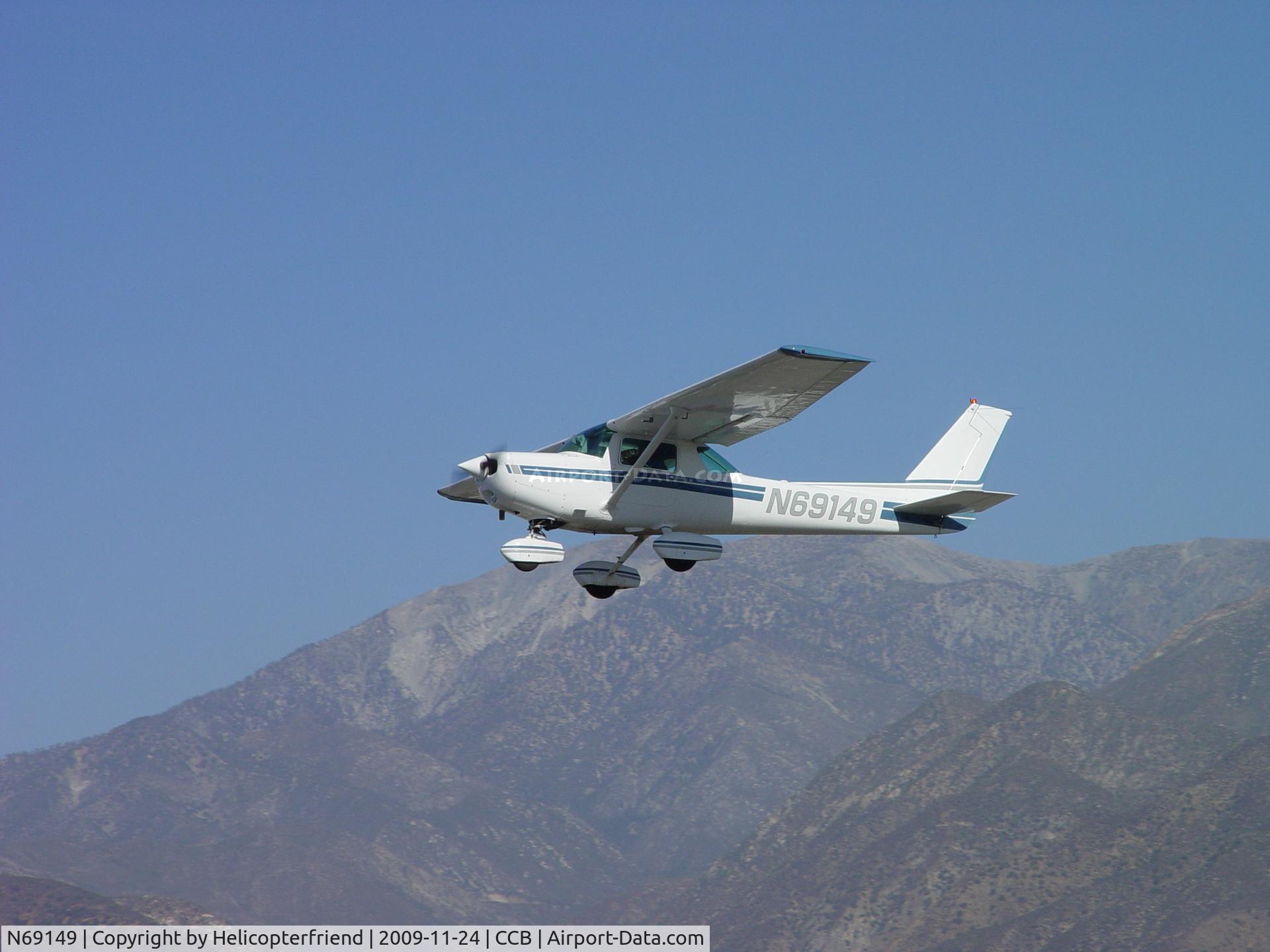 N69149, 1978 Cessna 152 C/N 15282514, Airbourne westbound from runway 24