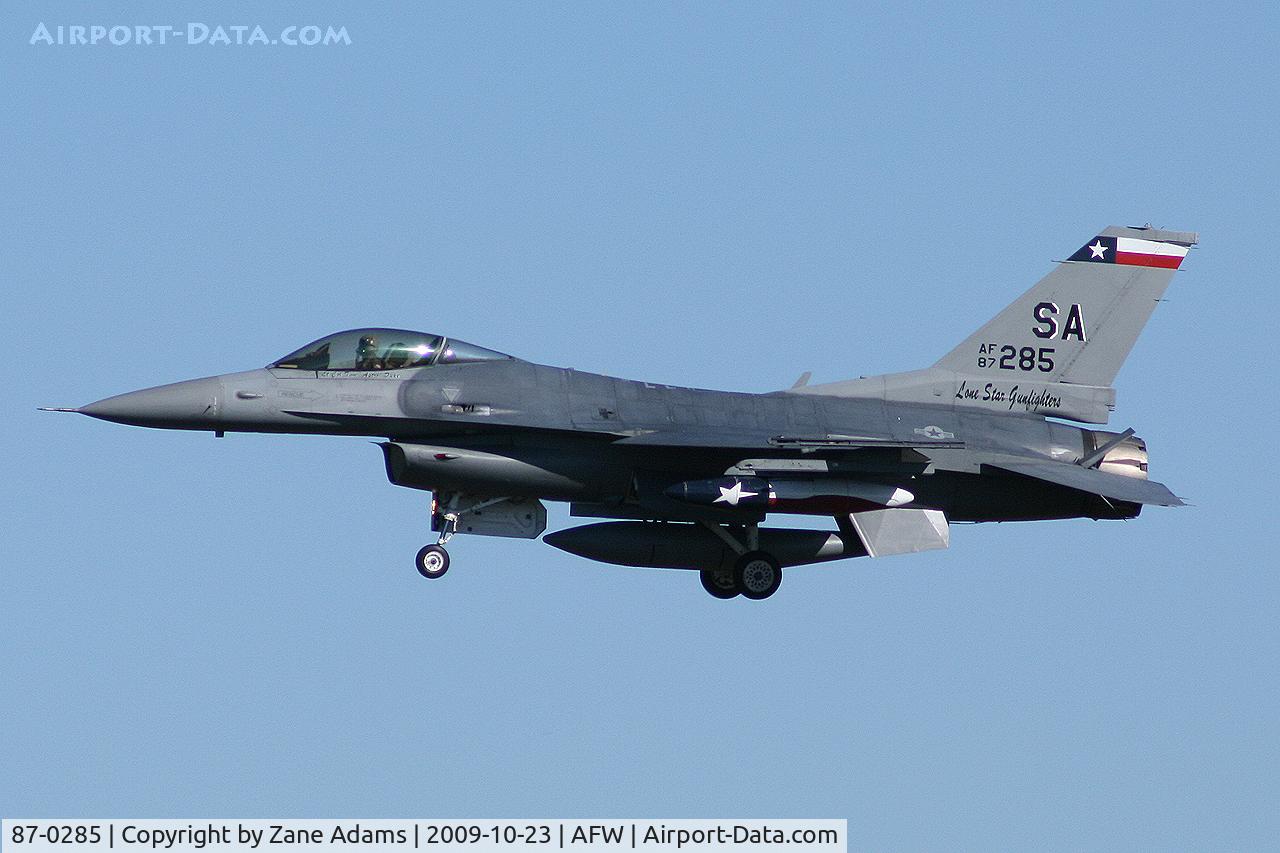 87-0285, 1987 General Dynamics F-16C Fighting Falcon C/N 5C-546, Landing at the 2009 Alliance Fort Worth Airshow