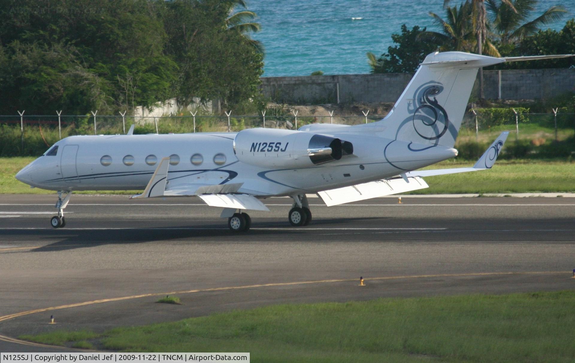 N125SJ, 1999 Gulfstream Aerospace G-IV C/N 1368, N125sj  making use of half of ther stopping power