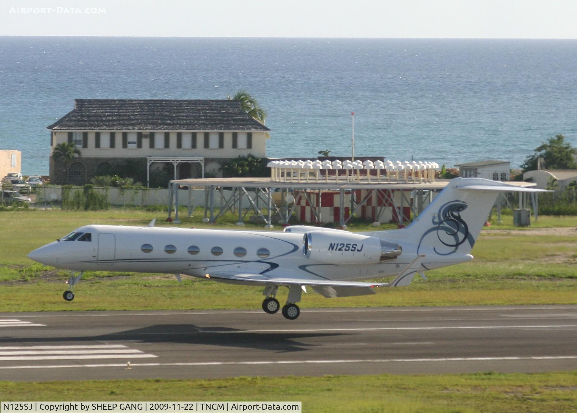 N125SJ, 1999 Gulfstream Aerospace G-IV C/N 1368, Glidding over the tresh hold at tncm