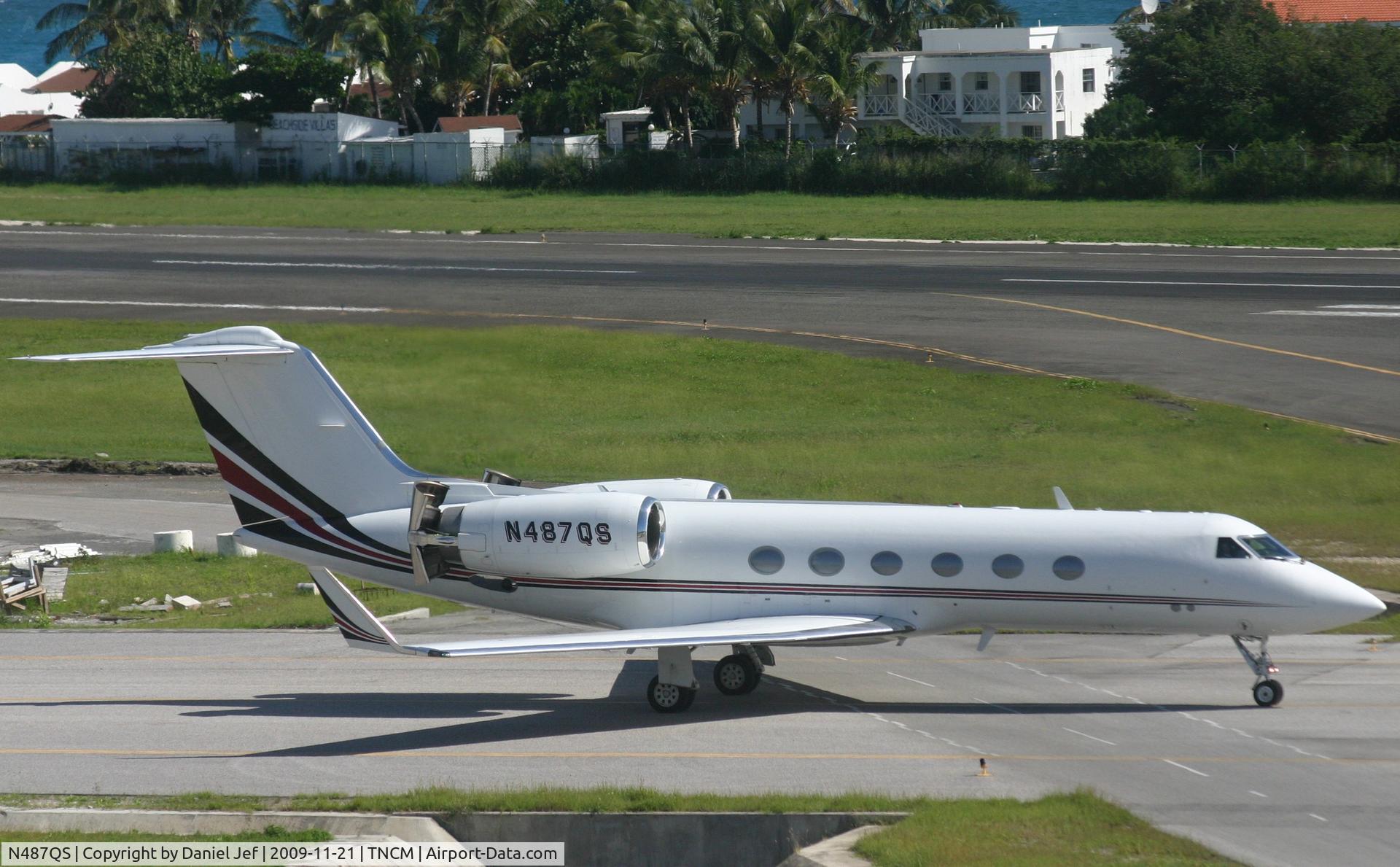 N487QS, 1996 Gulfstream Aerospace G-IV C/N 1287, N487QS just landed and taxing to parking not before sporting there airbrakes
