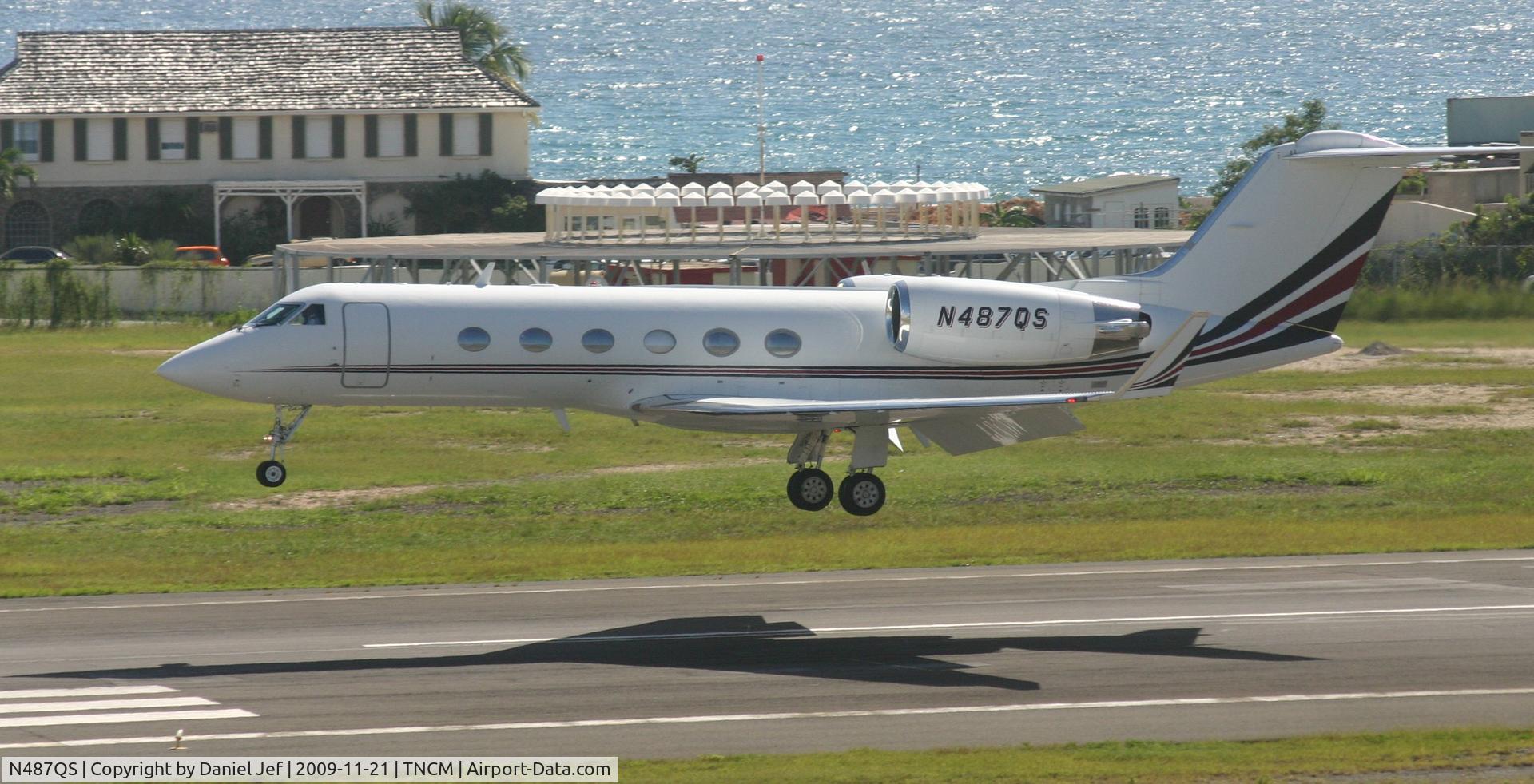 N487QS, 1996 Gulfstream Aerospace G-IV C/N 1287, Over the tresh hold at tncm