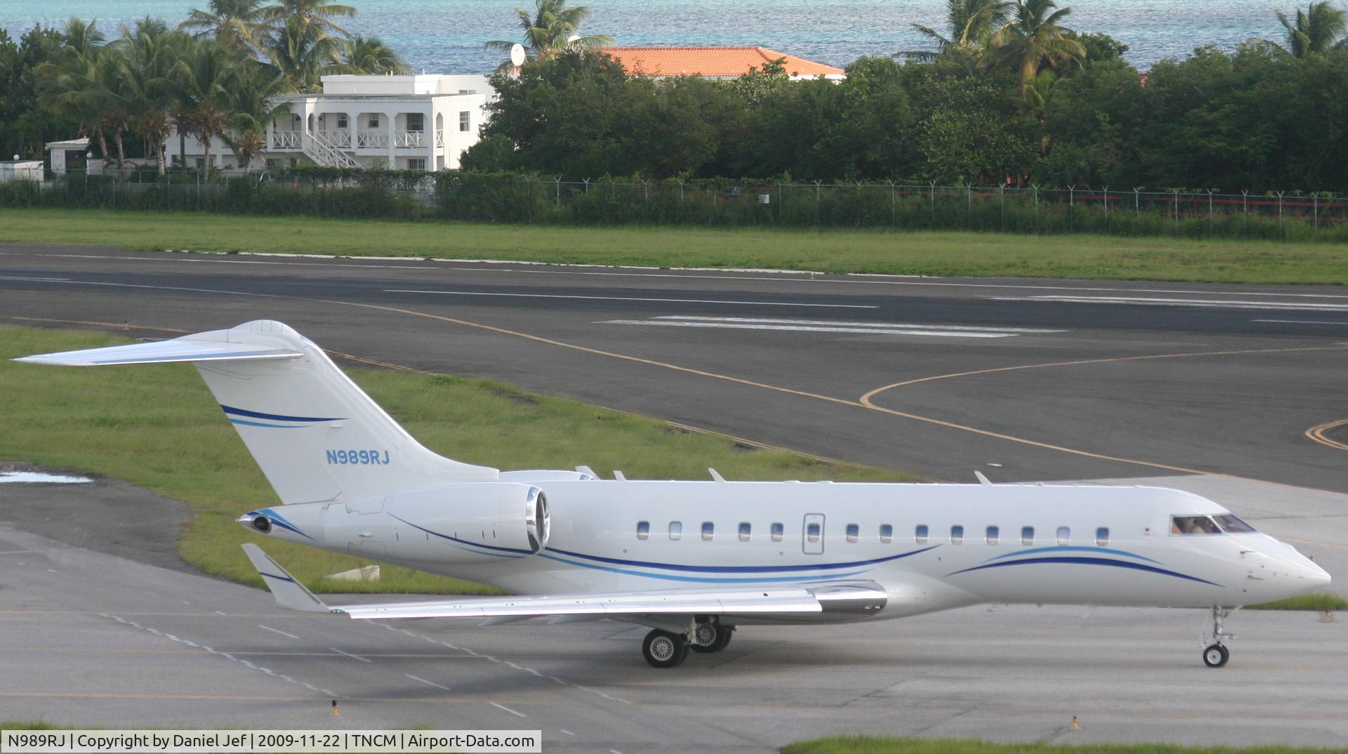 N989RJ, 2006 Bombardier BD-700-1A11 Global 5000 C/N 9224, Jet Speed N989RJ taxing to holding point A