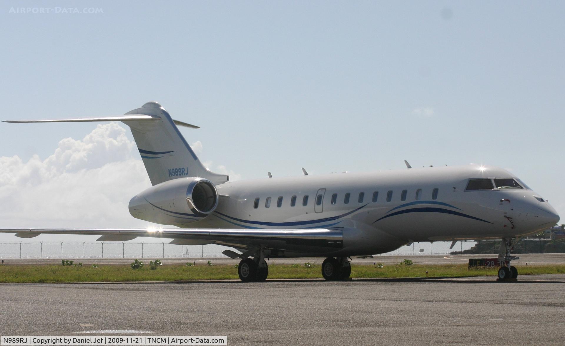 N989RJ, 2006 Bombardier BD-700-1A11 Global 5000 C/N 9224, Jet speed N989RJ park at the private ramp
