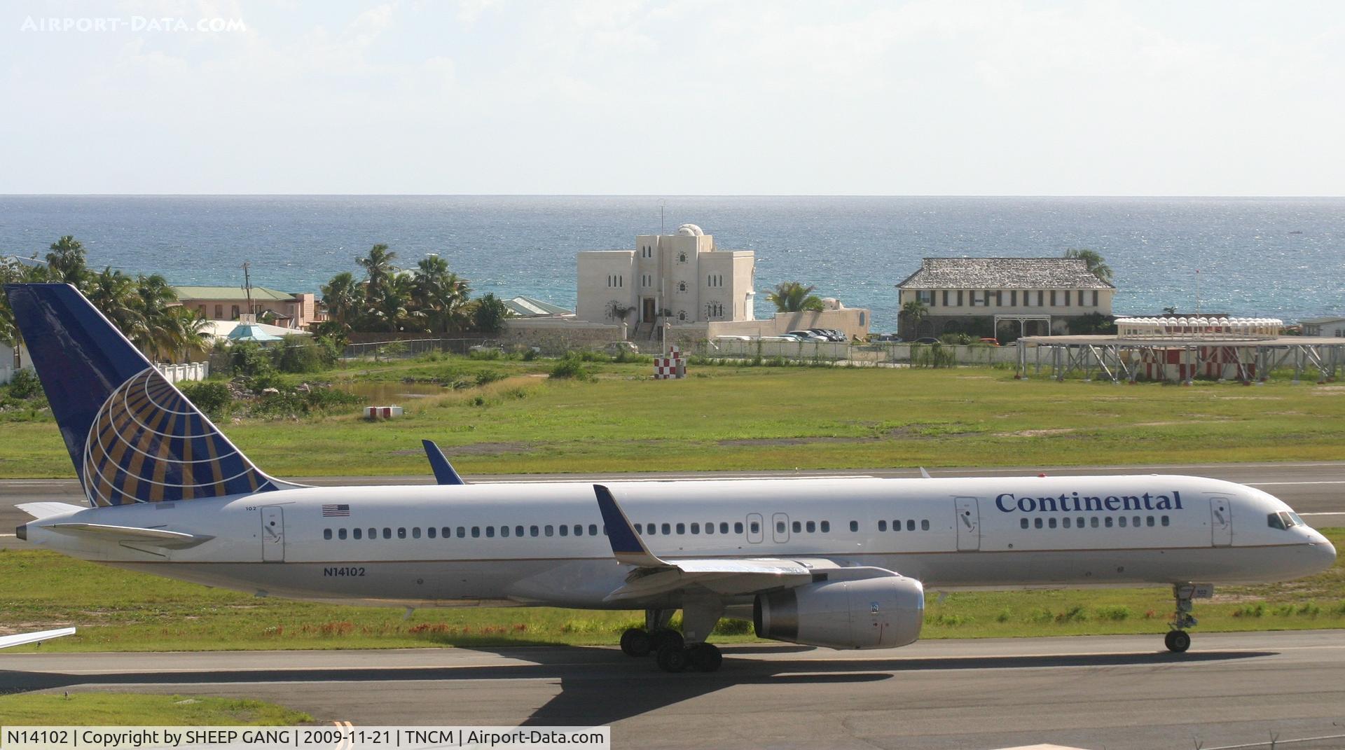 N14102, 1994 Boeing 757-224 C/N 27292, Continental taxing to A