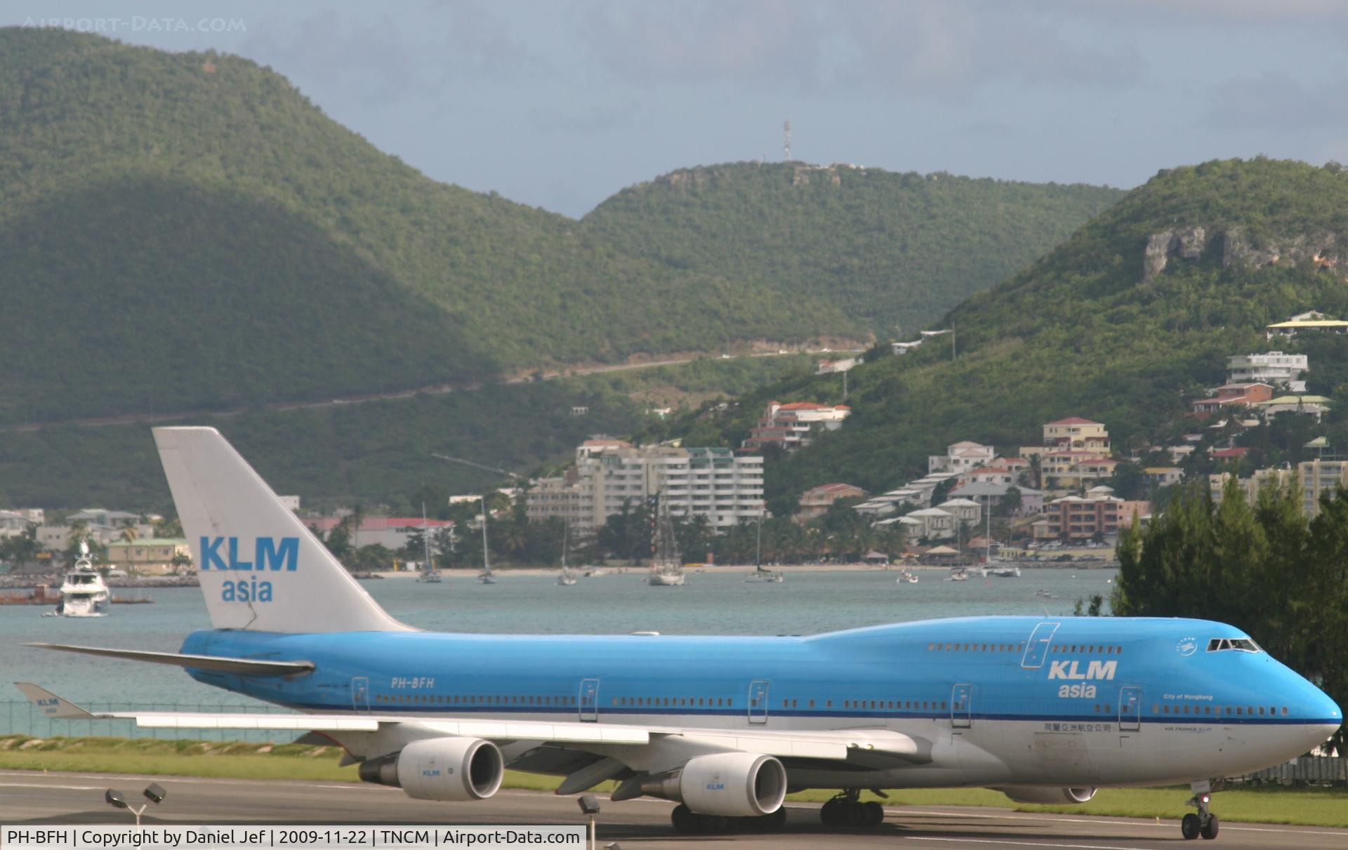 PH-BFH, 1990 Boeing 747-406BC C/N 24518, KLM 747-400 taxing runway 28
