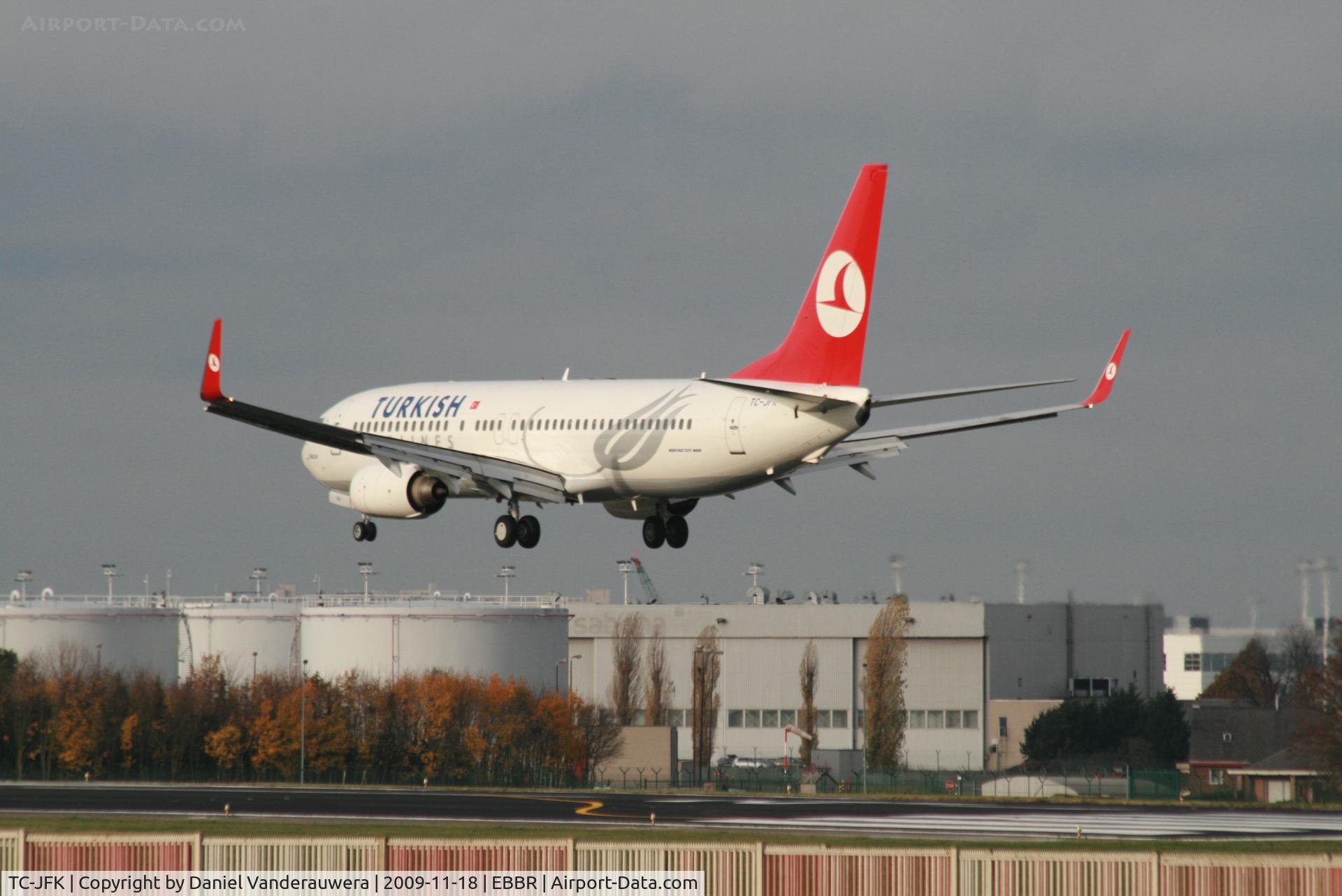 TC-JFK, 1999 Boeing 737-8F2 C/N 29773, Several seconds before landing on RWY 25L