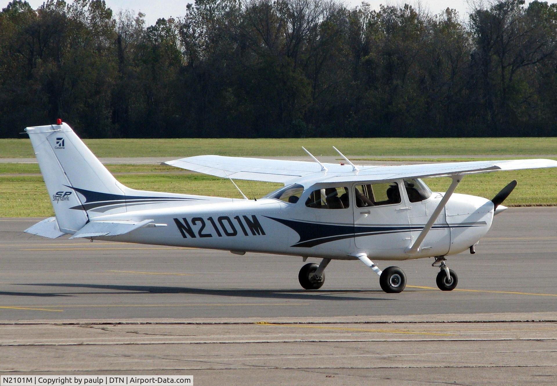 N2101M, 2004 Cessna 172S C/N 172S9598, At Downtown Shreveport.