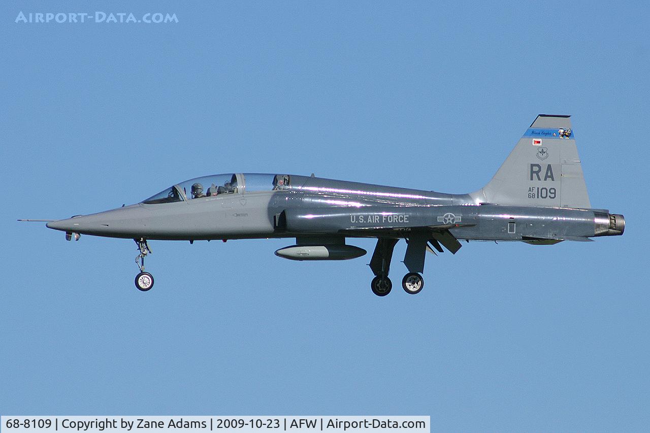 68-8109, 1968 Northrop T-38A Talon C/N T.6114, Landing at the 2009 Alliance Fort Worth Airshow