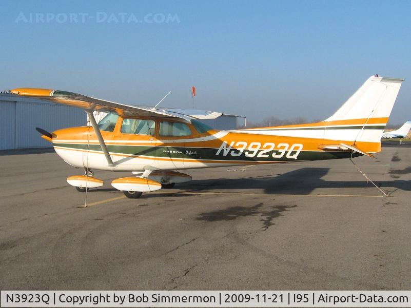 N3923Q, 1971 Cessna 172L C/N 17260023, On the ramp at Kenton, Ohio