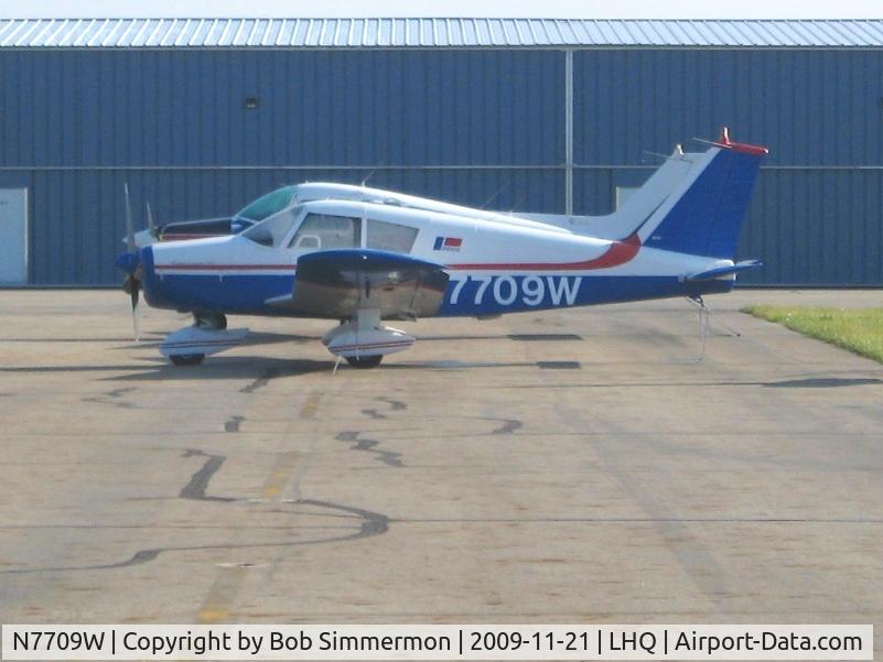 N7709W, 1964 Piper PA-28-180 C/N 28-1709, On the ramp at Lancaster, Ohio