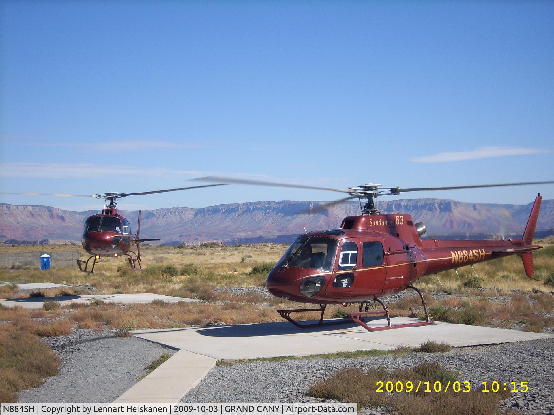 N884SH, 1995 Eurocopter AS-350B-2 Ecureuil Ecureuil C/N 2884, Grand Canyon West, flies down to the Colorado River