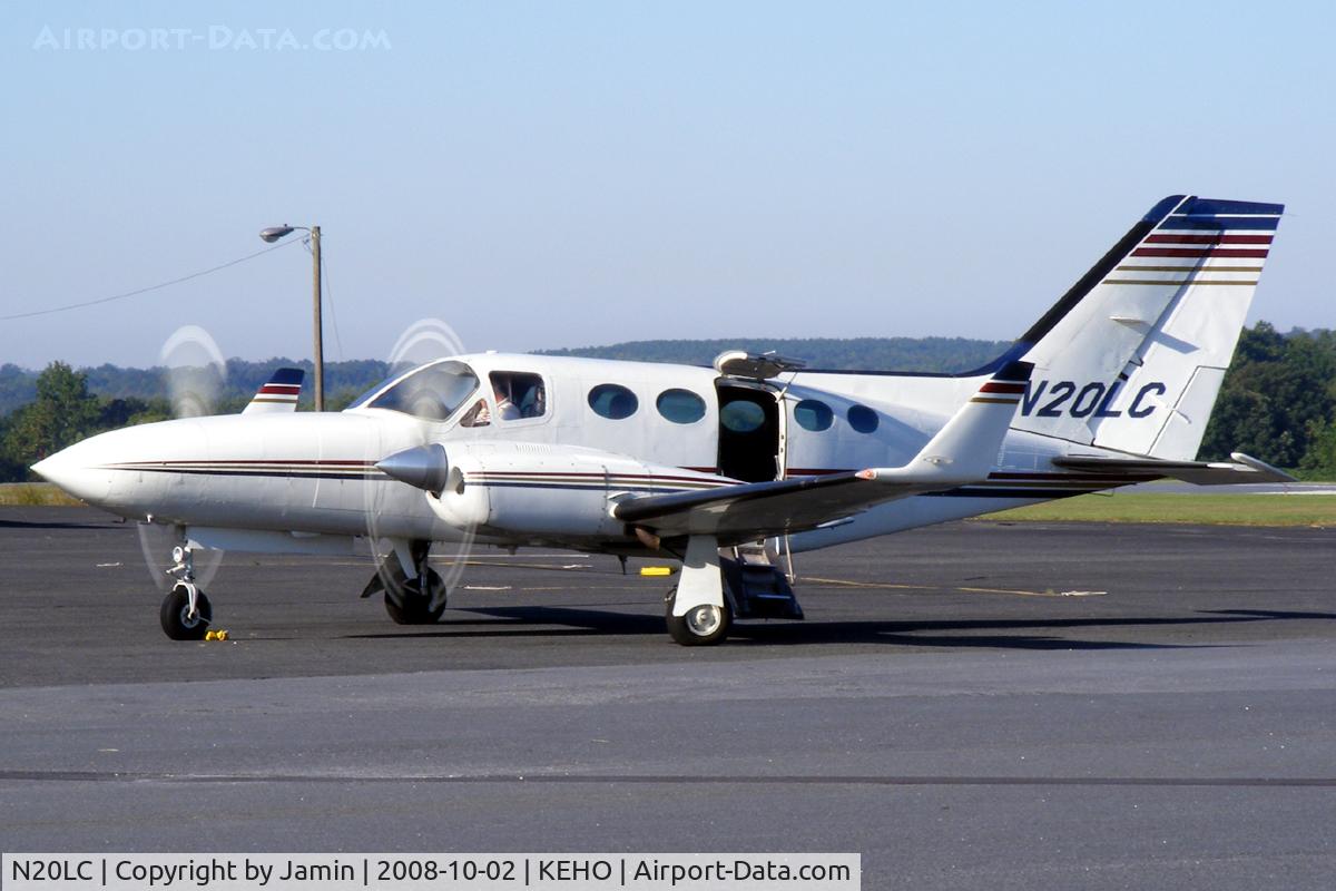 N20LC, Cessna 421C Golden Eagle C/N 421C0636, Keeping things cool with the door open.