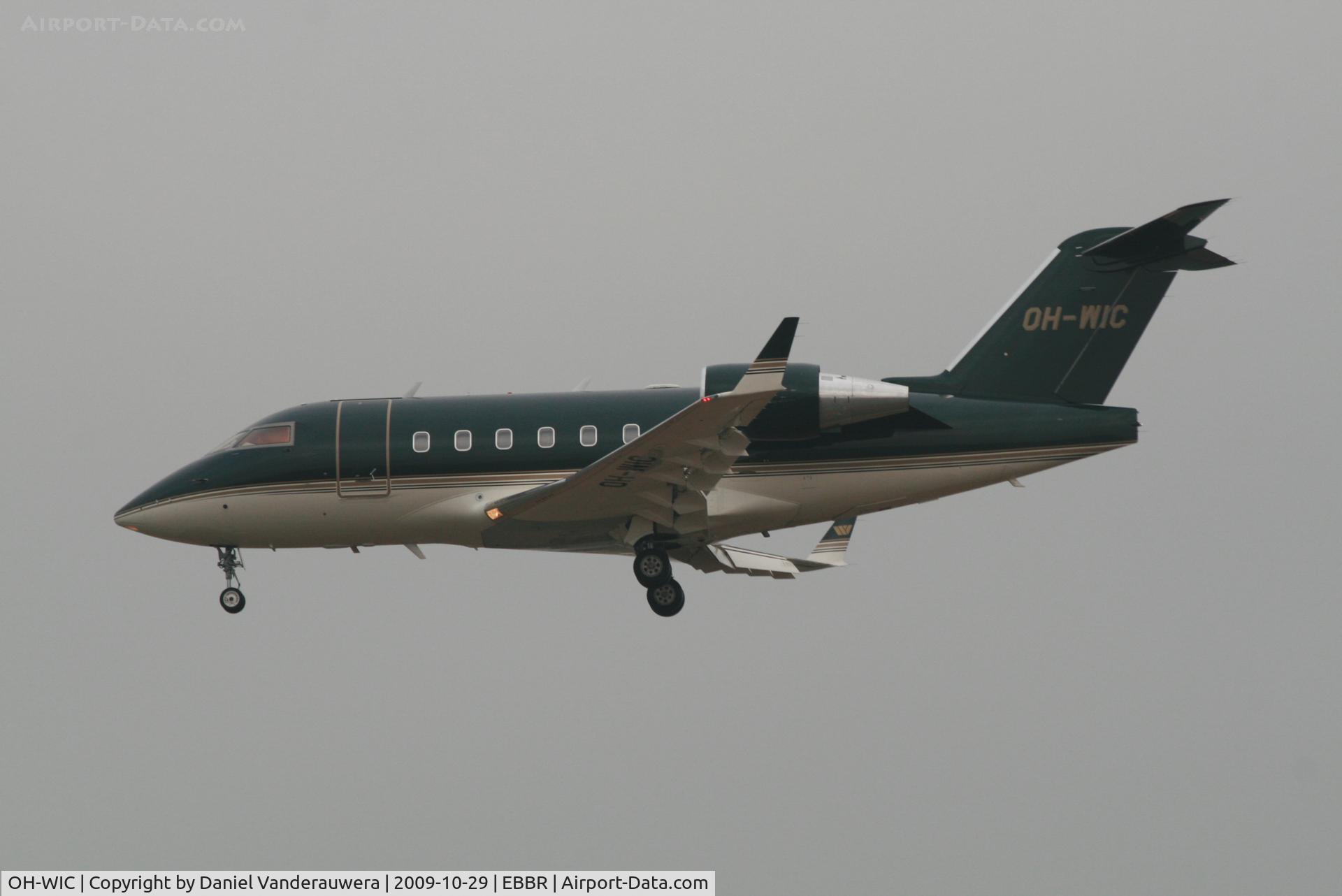 OH-WIC, 2000 Bombardier Challenger 604 (CL-600-2B16) C/N 5452, Descending to RWY 25L