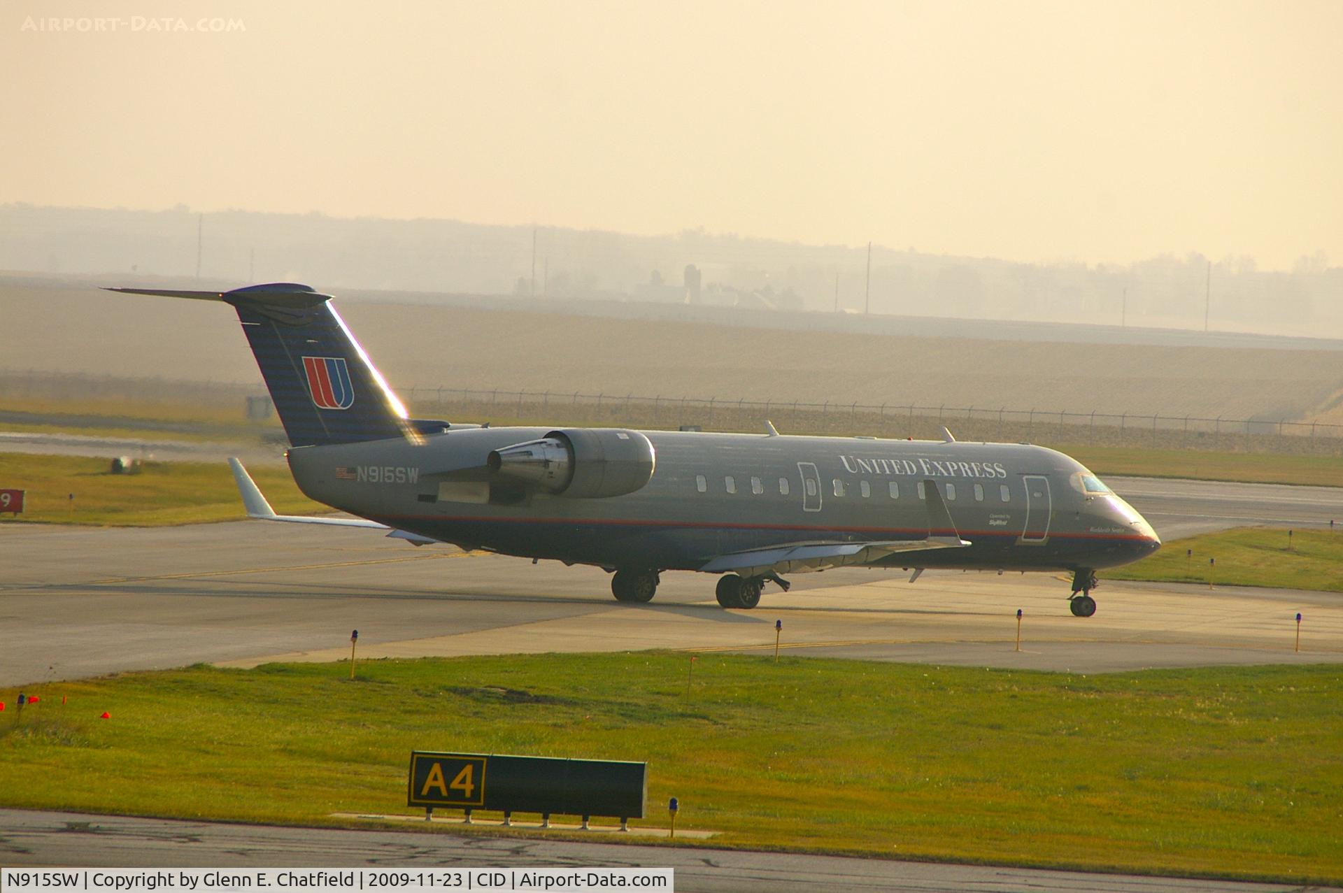 N915SW, 2002 Bombardier CRJ-200LR (CL-600-2B19) C/N 7615, Taxiing out of Landmark for runway 27 - hazy morning