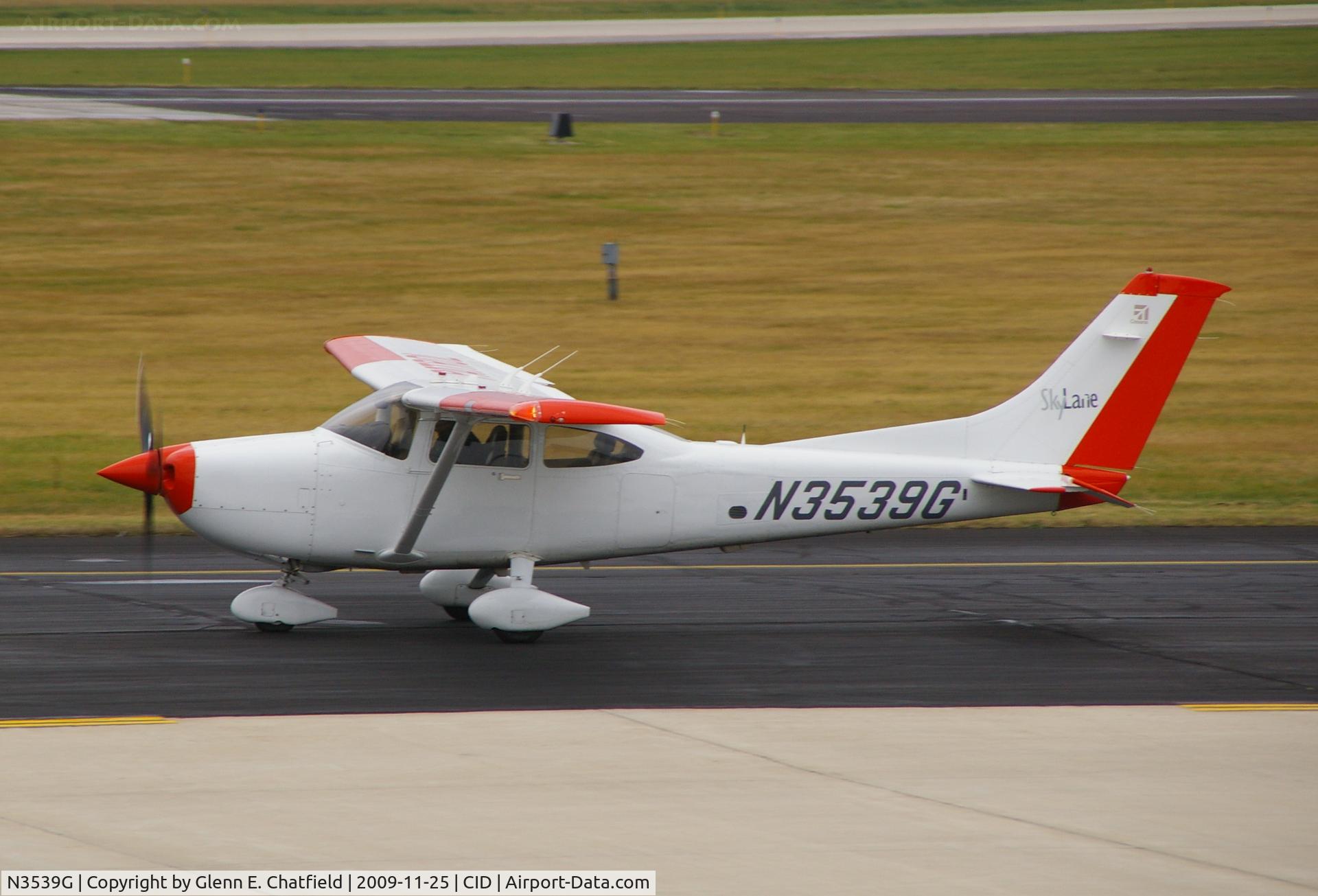 N3539G, 2001 Cessna 182T Skylane C/N 18281039, Taxiing to runway 27 from Landmark FBO