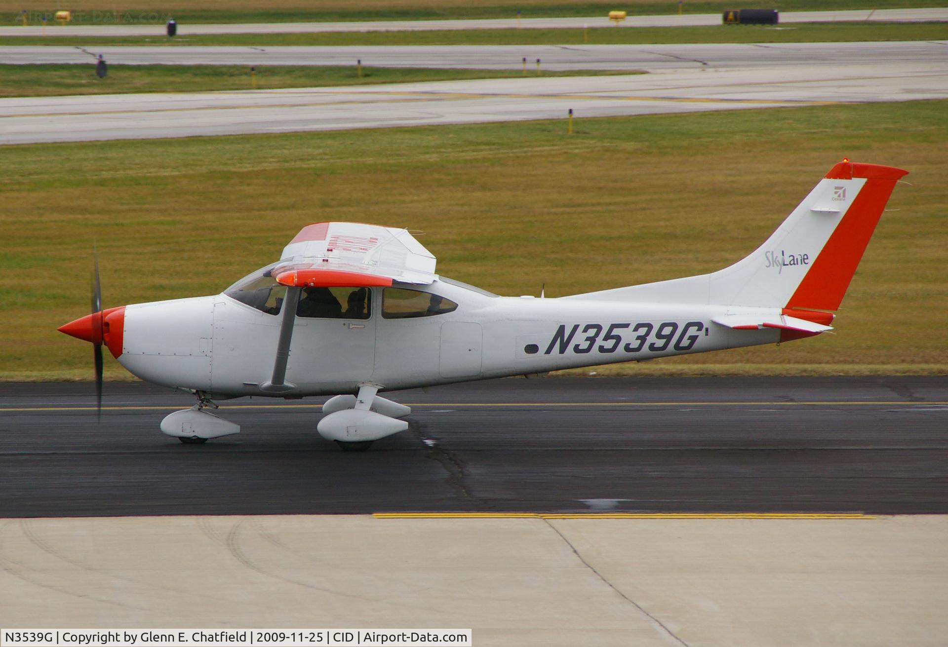 N3539G, 2001 Cessna 182T Skylane C/N 18281039, Taxiing to runway 27 from Landmark FBO