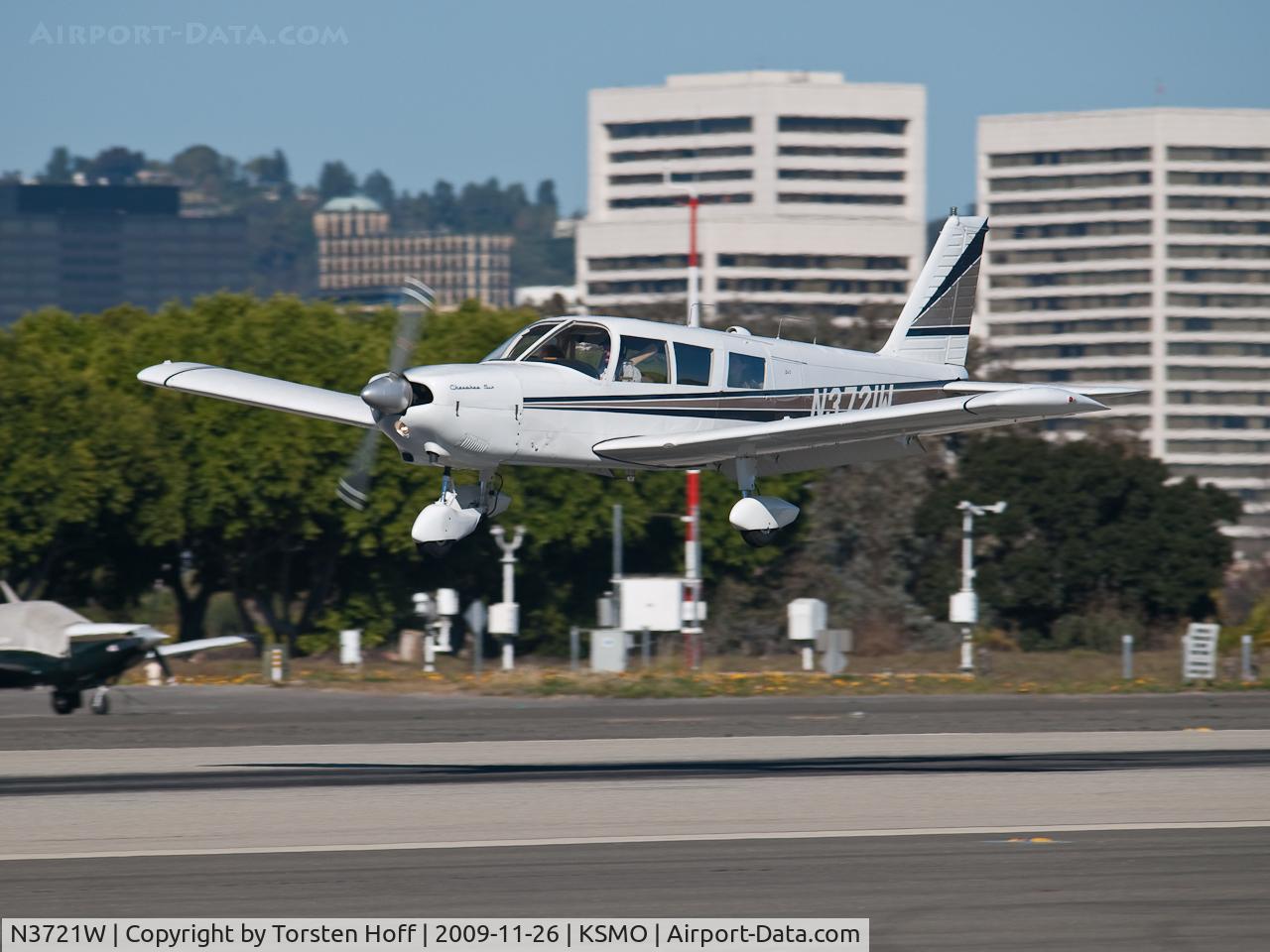 N3721W, 1966 Piper PA-32-260 Cherokee Six C/N 32-633, N3721W arriving on RWY 21