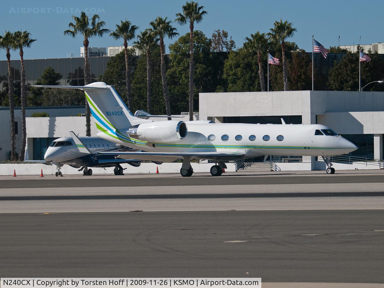 N240CX, 1999 Gulfstream Aerospace G-IV C/N 1370, N240CX taxiing