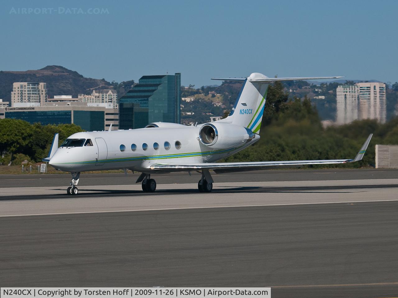 N240CX, 1999 Gulfstream Aerospace G-IV C/N 1370, N240CX departing from RWY 21