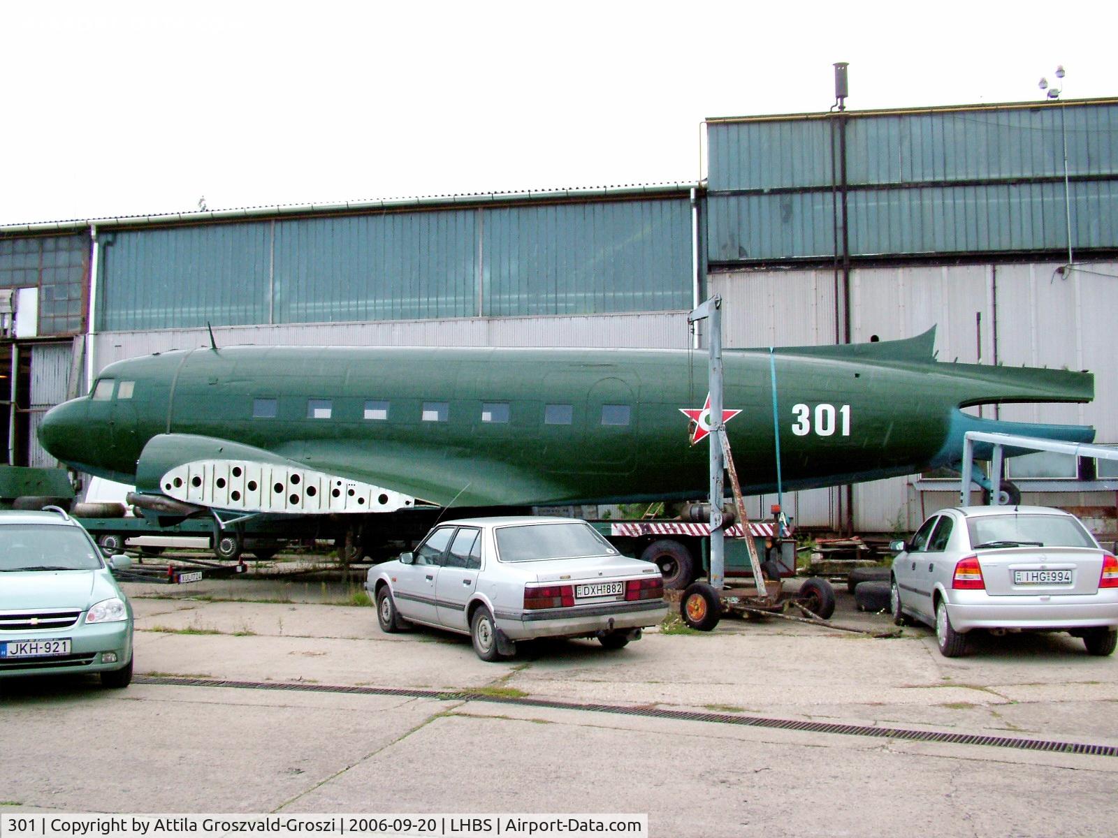 301, 1952 Lisunov Li-2T Cab C/N 23441301, Waits for it on trailer the Li-2 the Szolnok, museum transport.
