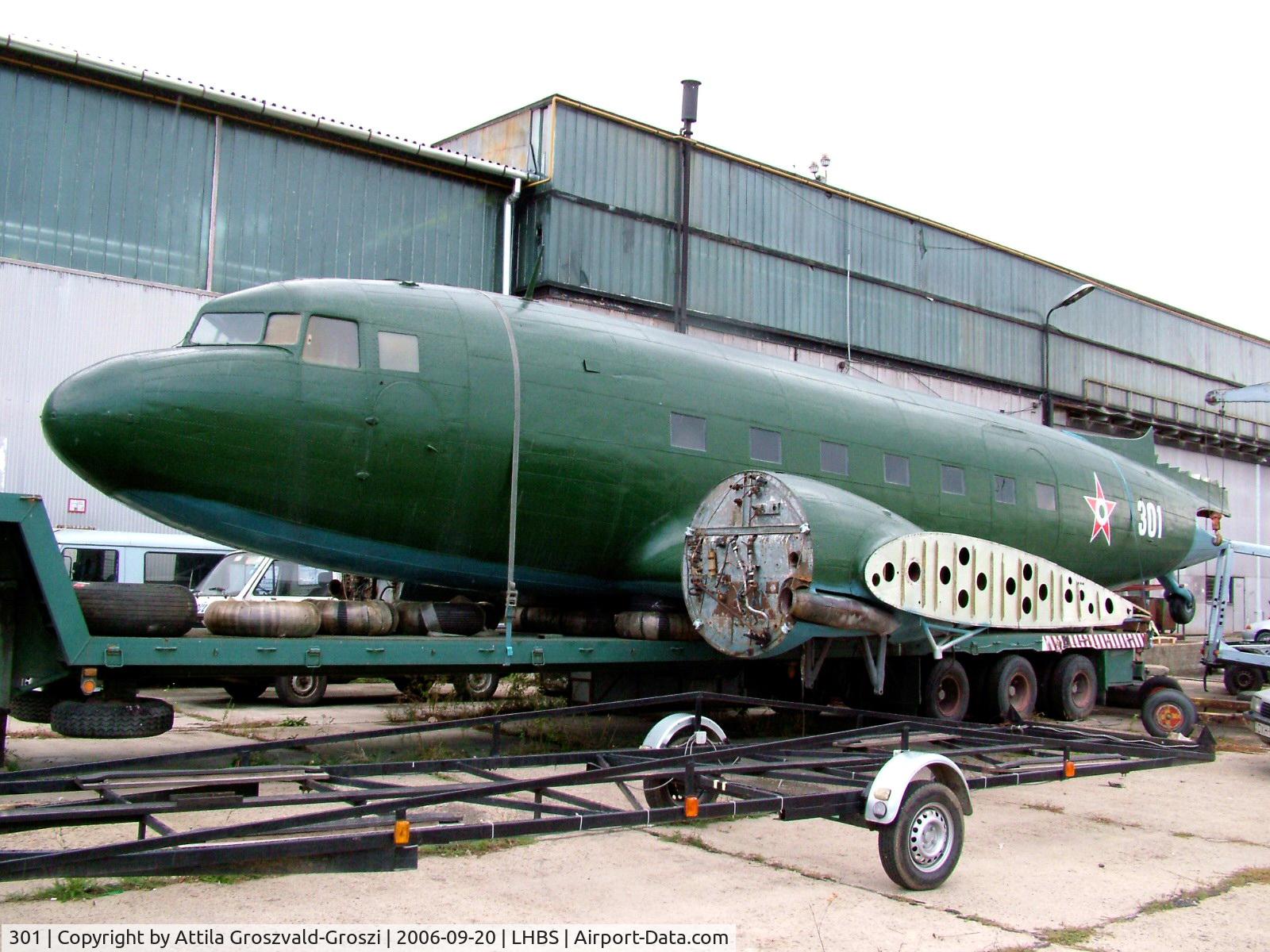 301, 1952 Lisunov Li-2T Cab C/N 23441301, Waits for it on trailer the Li-2 the Szolnok, museum transport.