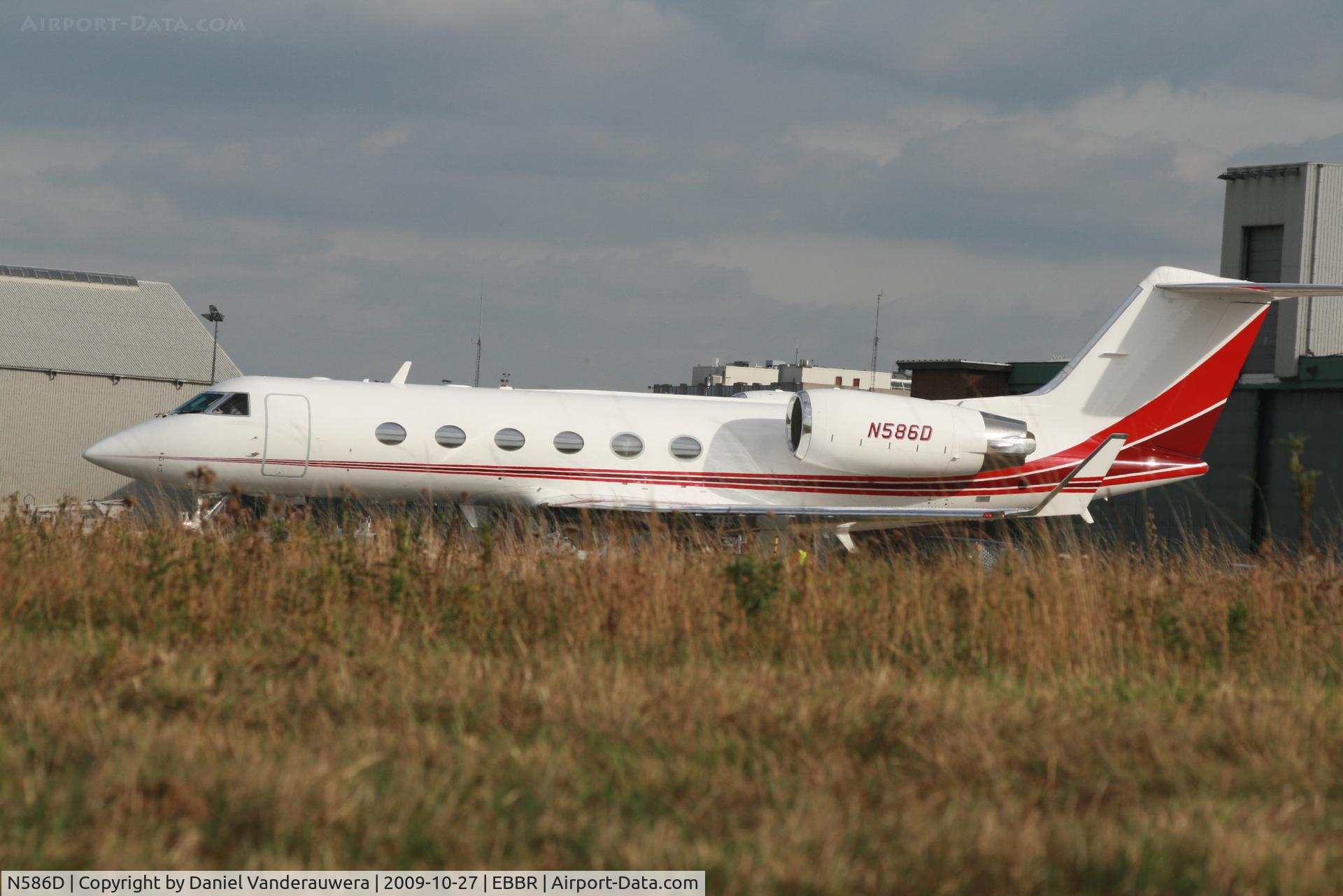 N586D, 2001 Gulfstream Aerospace G-IV C/N 1439, Manoeuvring on G.A. apron