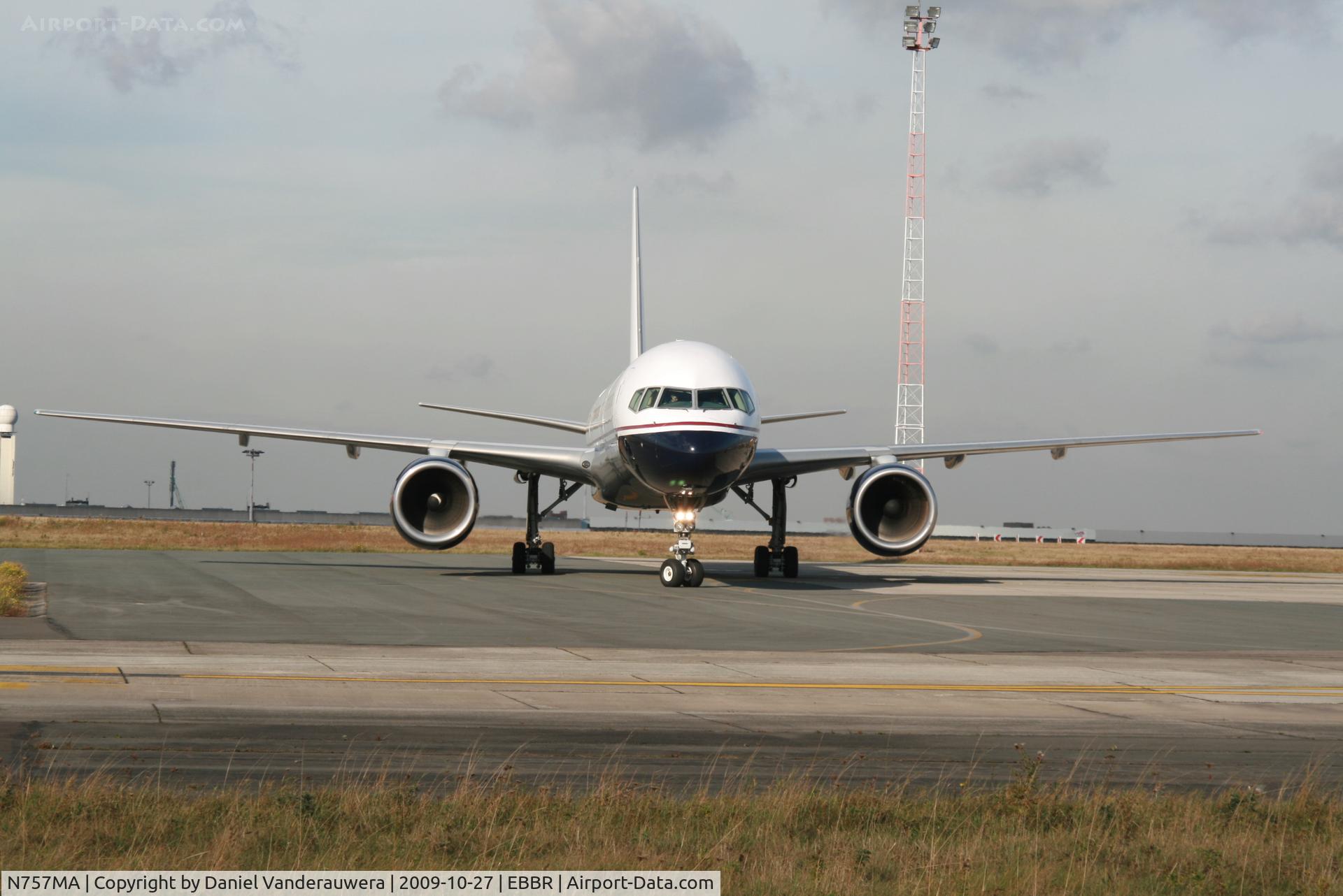 N757MA, 1997 Boeing 757-24Q C/N 28463, Manoeuvring on G.A. apron to take off on RWY 25R