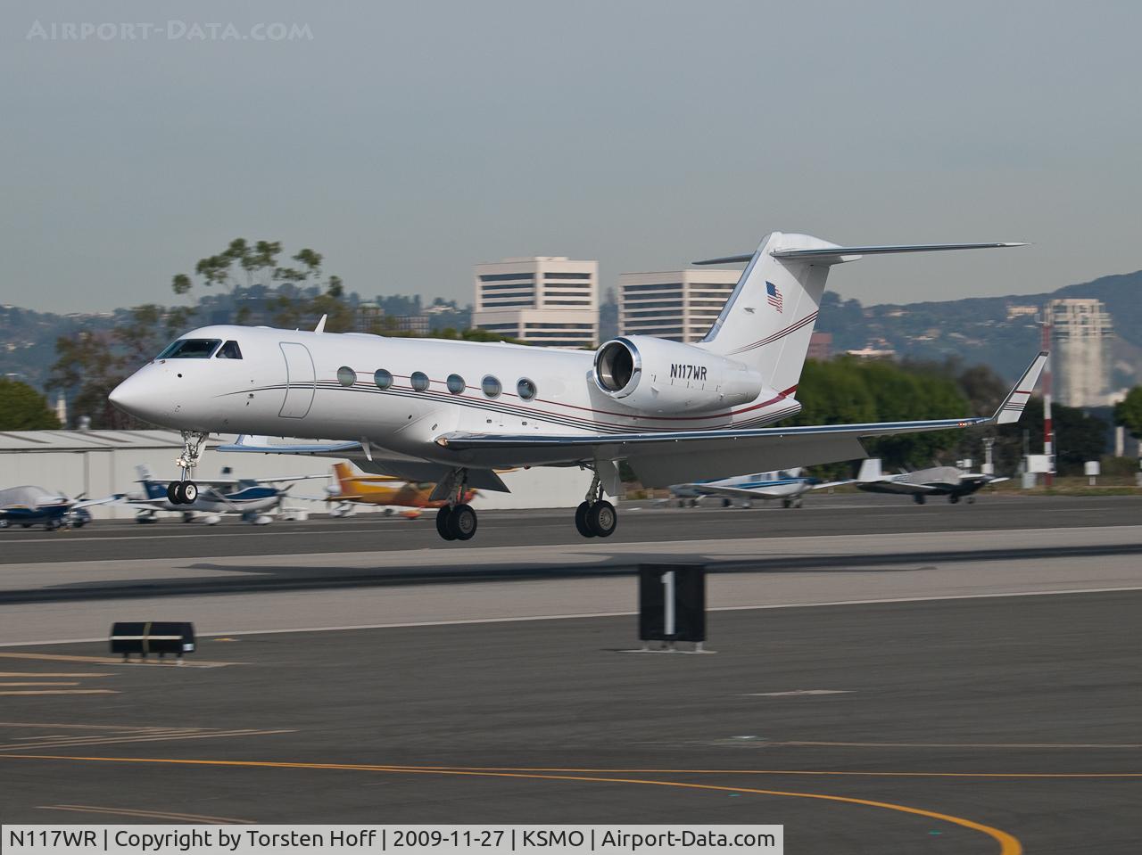 N117WR, 2005 Gulfstream Aerospace GIV-X (G350) C/N 4015, N117WR arriving on RWY 21