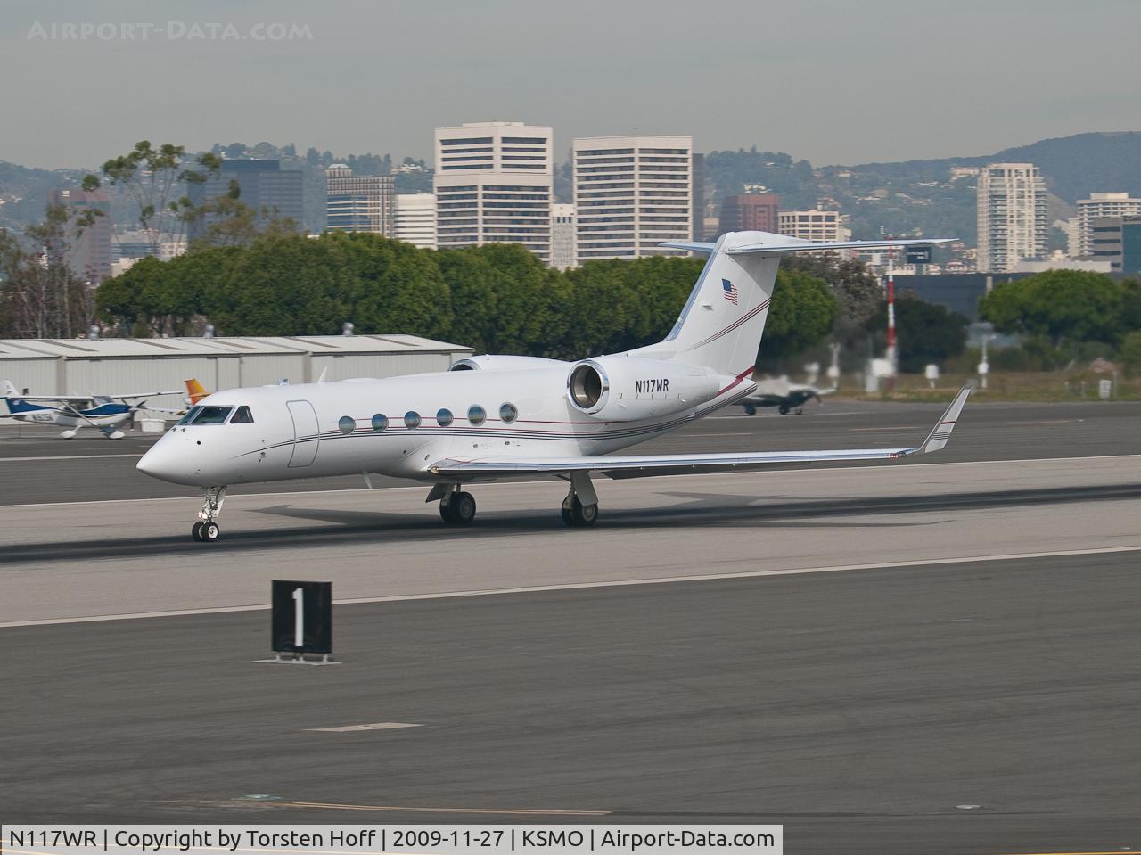N117WR, 2005 Gulfstream Aerospace GIV-X (G350) C/N 4015, N117WR departing from RWY 21