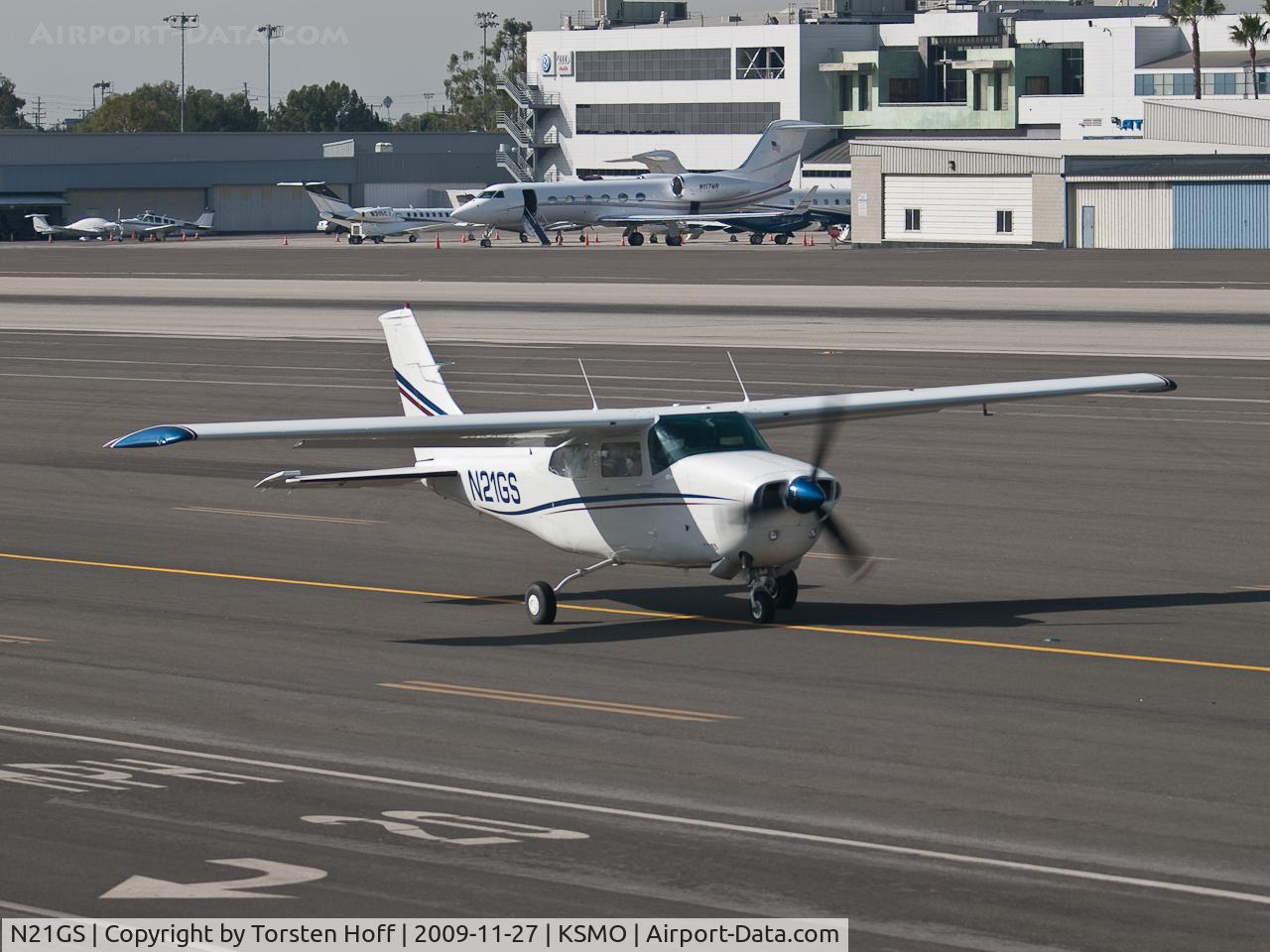 N21GS, 1973 Cessna T210L Turbo Centurion C/N 21059967, N21GS taxiing