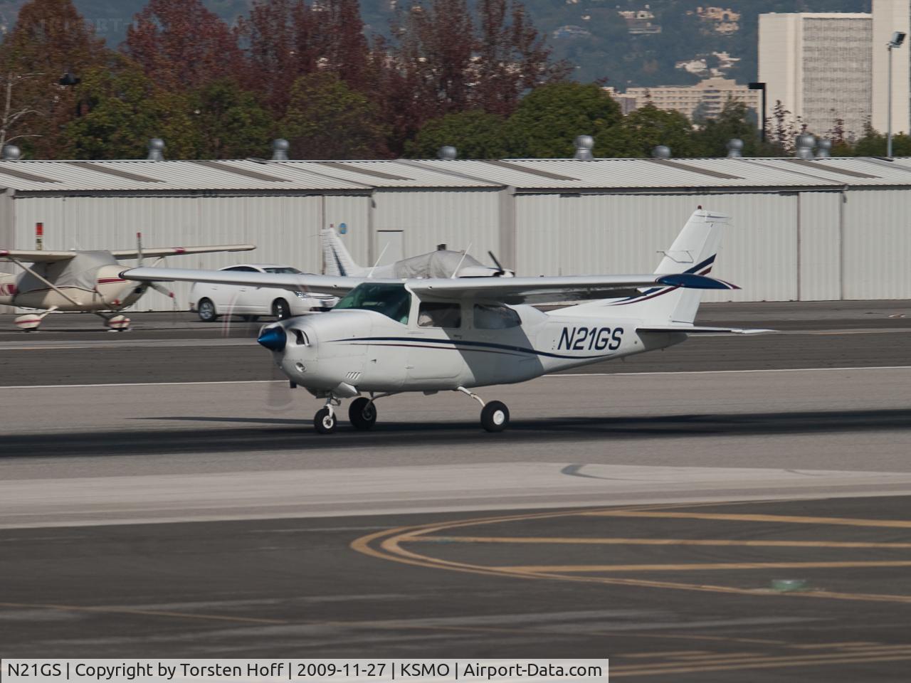 N21GS, 1973 Cessna T210L Turbo Centurion C/N 21059967, N21GS departing from RWY 21