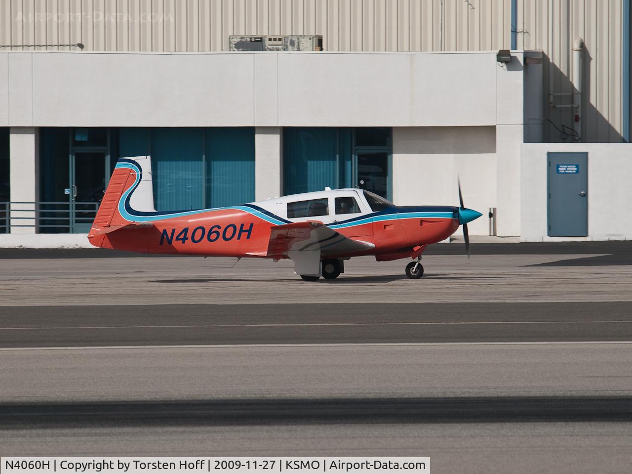 N4060H, 1980 Mooney M20K C/N 25-0459, N4060H taxiing