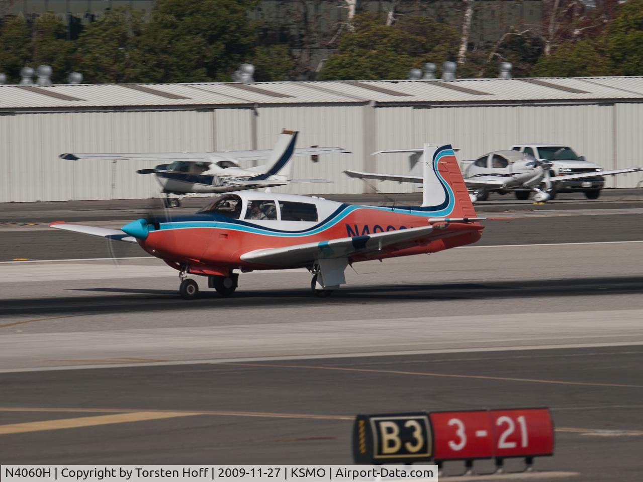 N4060H, 1980 Mooney M20K C/N 25-0459, N4060H departing from RWY 21