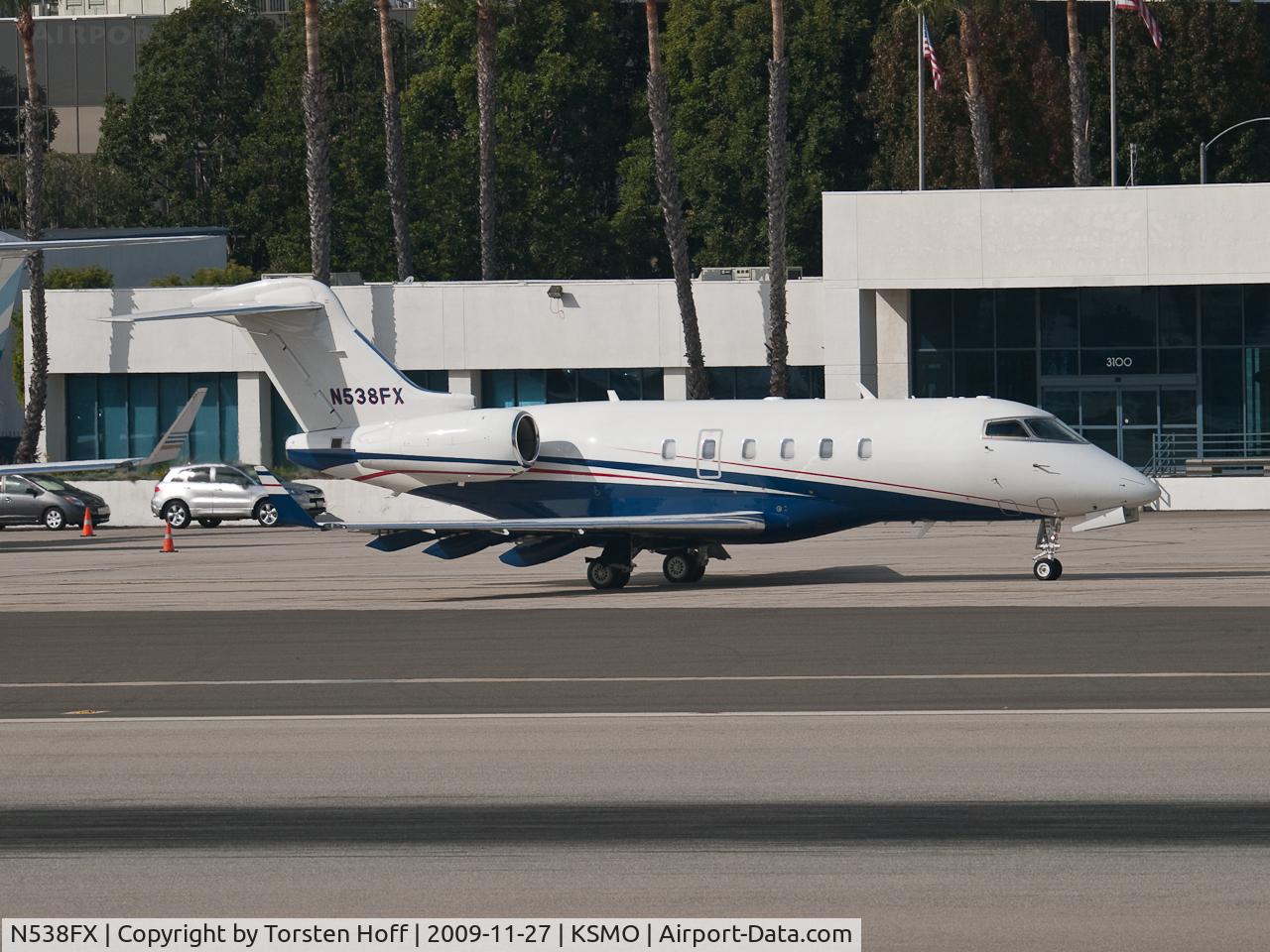 N538FX, 2008 Bombardier Challenger 300 (BD-100-1A10) C/N 20201, N538FX taxiing