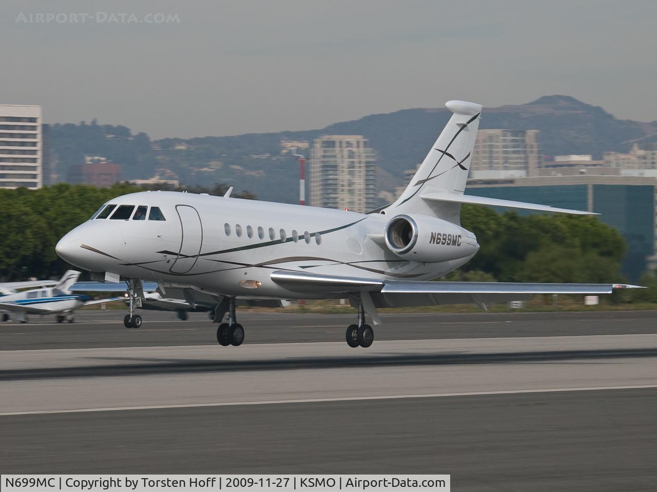 N699MC, 2003 Dassault FALCON 2000EX C/N 25, N699MC arriving on RWY 21