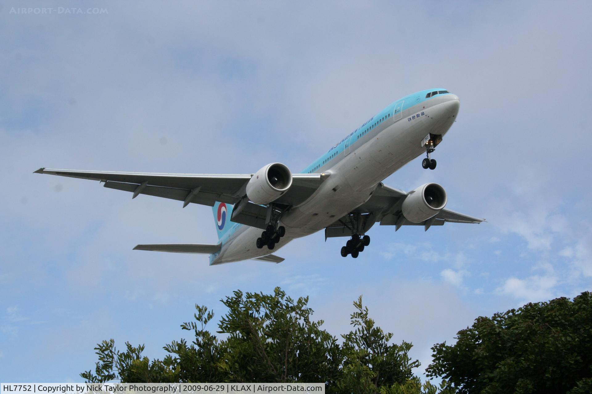 HL7752, 2007 Boeing 777-2B5/ER C/N 34211, Landing 24R