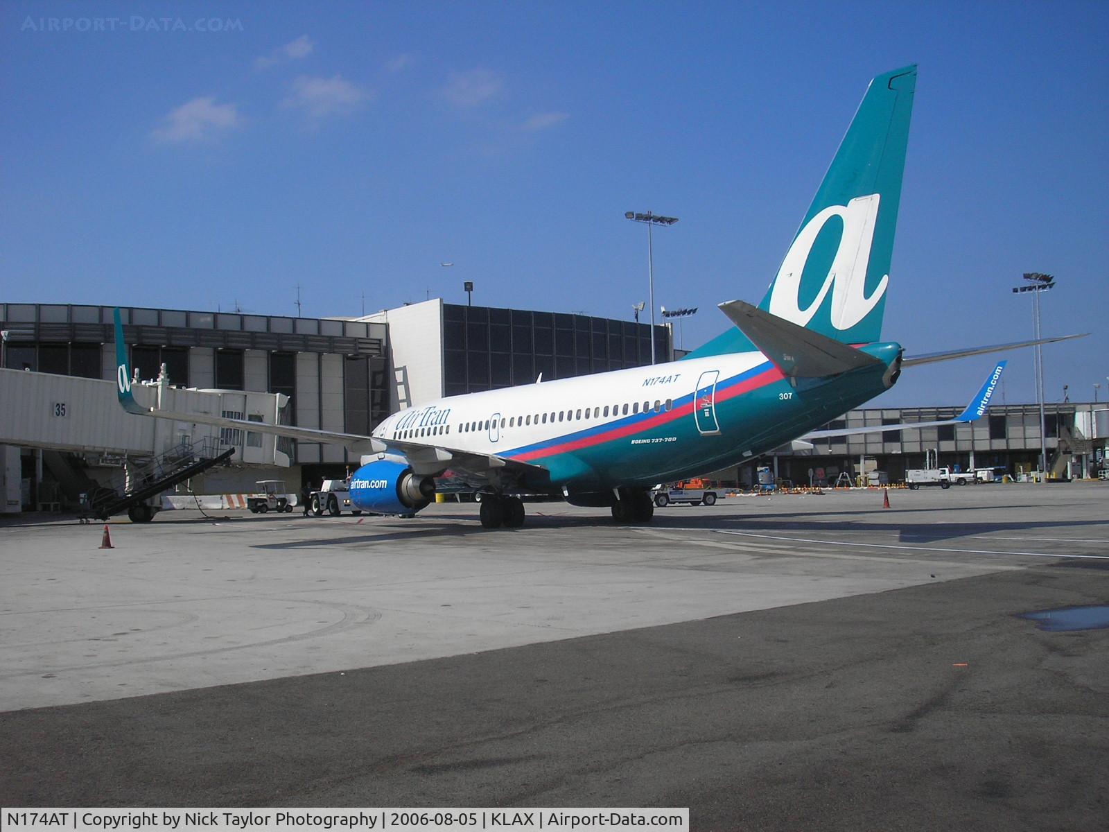 N174AT, 2004 Boeing 737-76N C/N 32667, Gate 35 Terminal 3