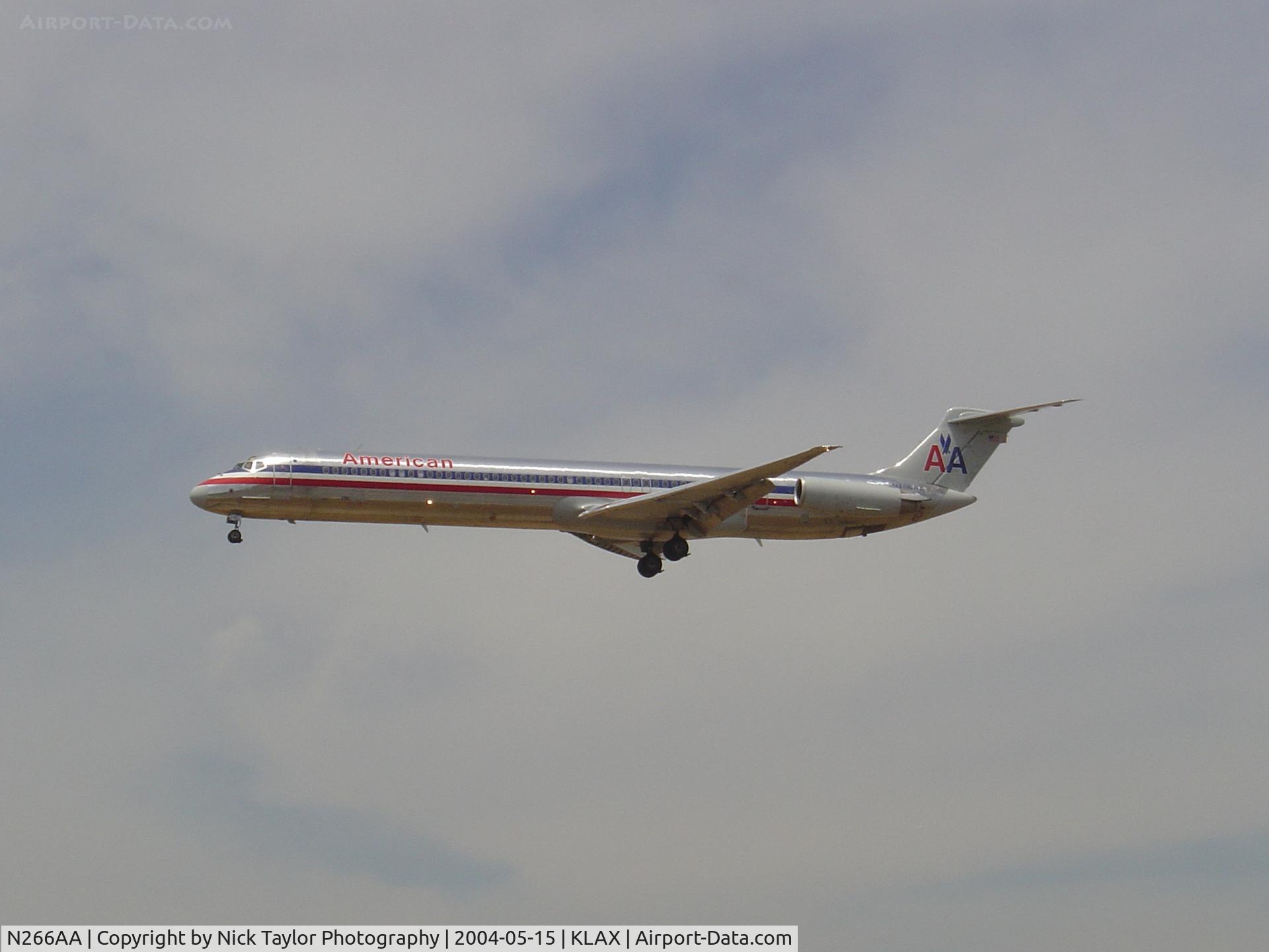 N266AA, 1985 McDonnell Douglas MD-82 (DC-9-82) C/N 49291, Landing 25L