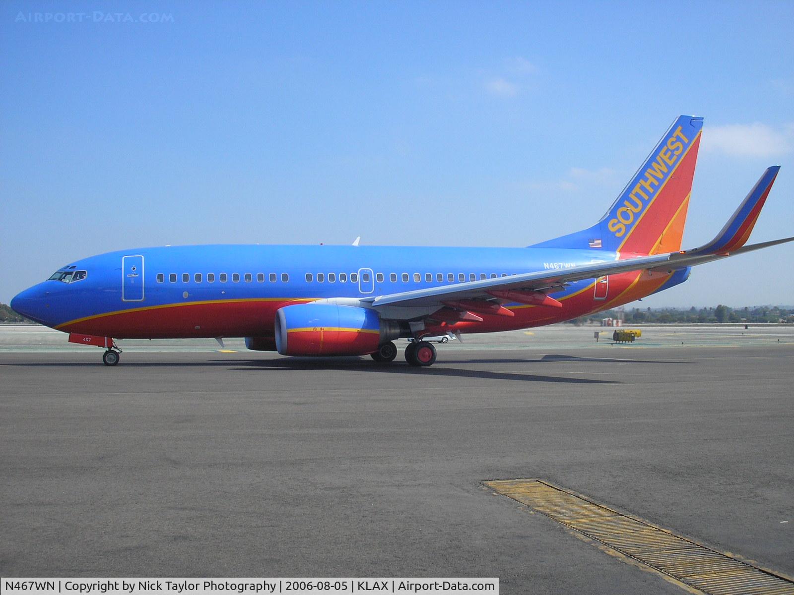 N467WN, 2004 Boeing 737-7H4 C/N 33830, Taxiing to the south side for takeoff
