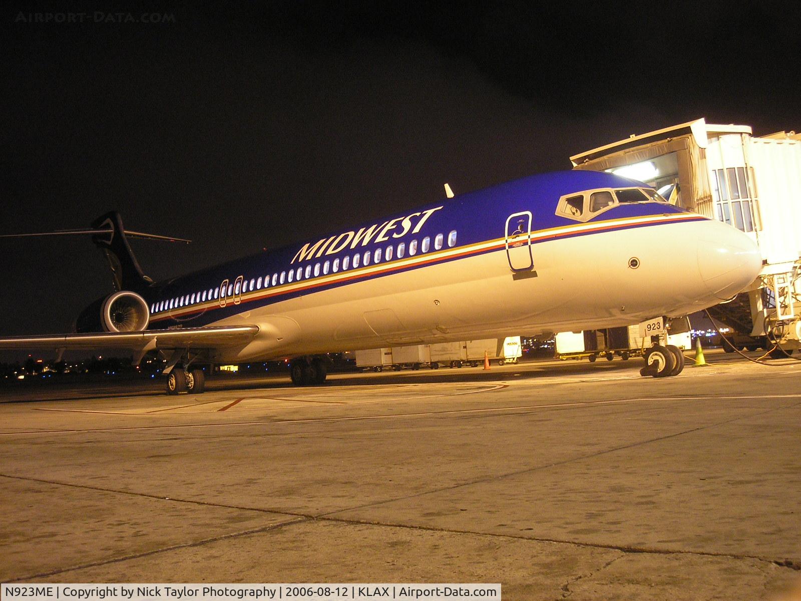 N923ME, 2005 Boeing 717-2BL C/N 55185, Resting over night